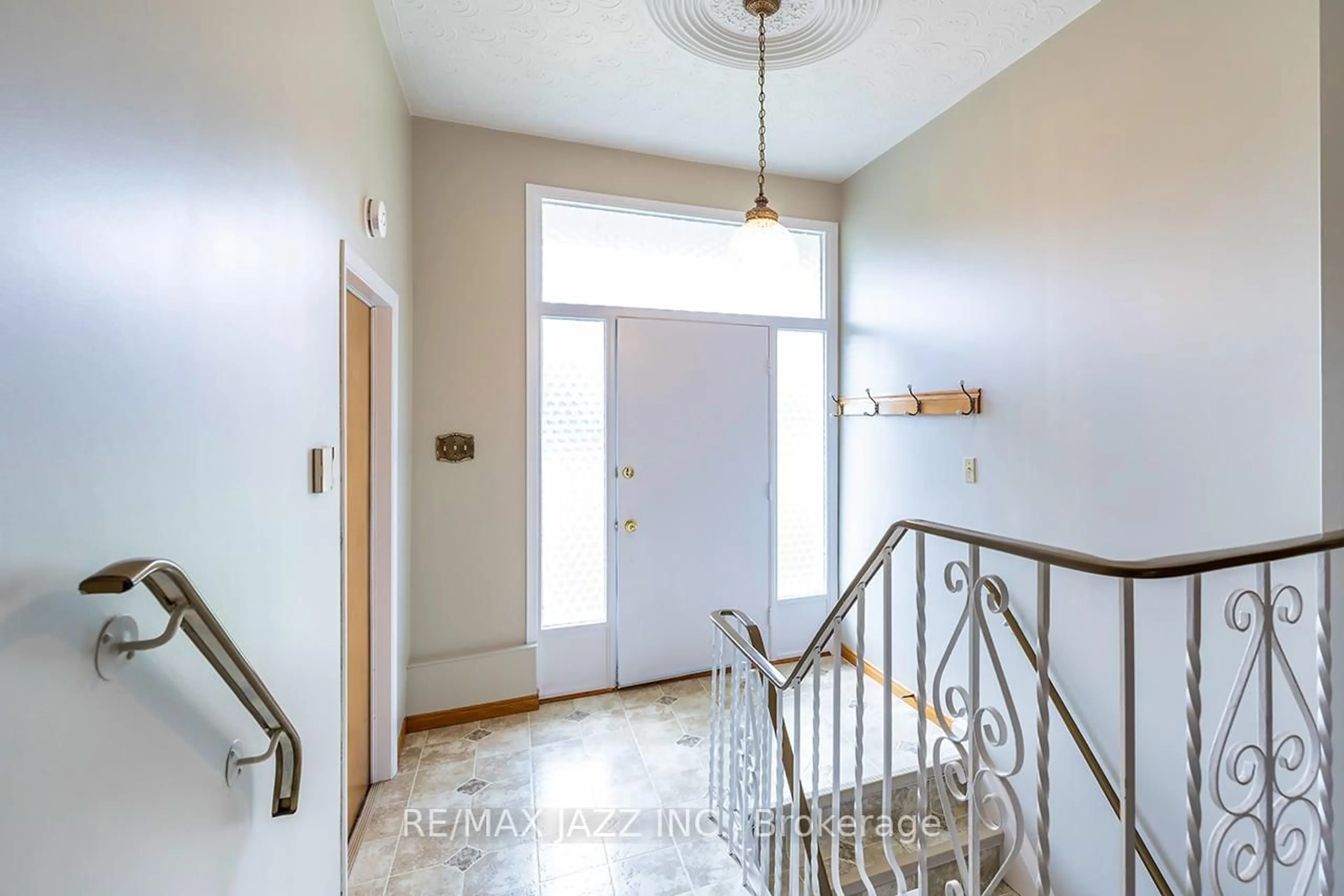 Indoor entryway for 397 Fairlawn St, Oshawa Ontario L1J 4R2