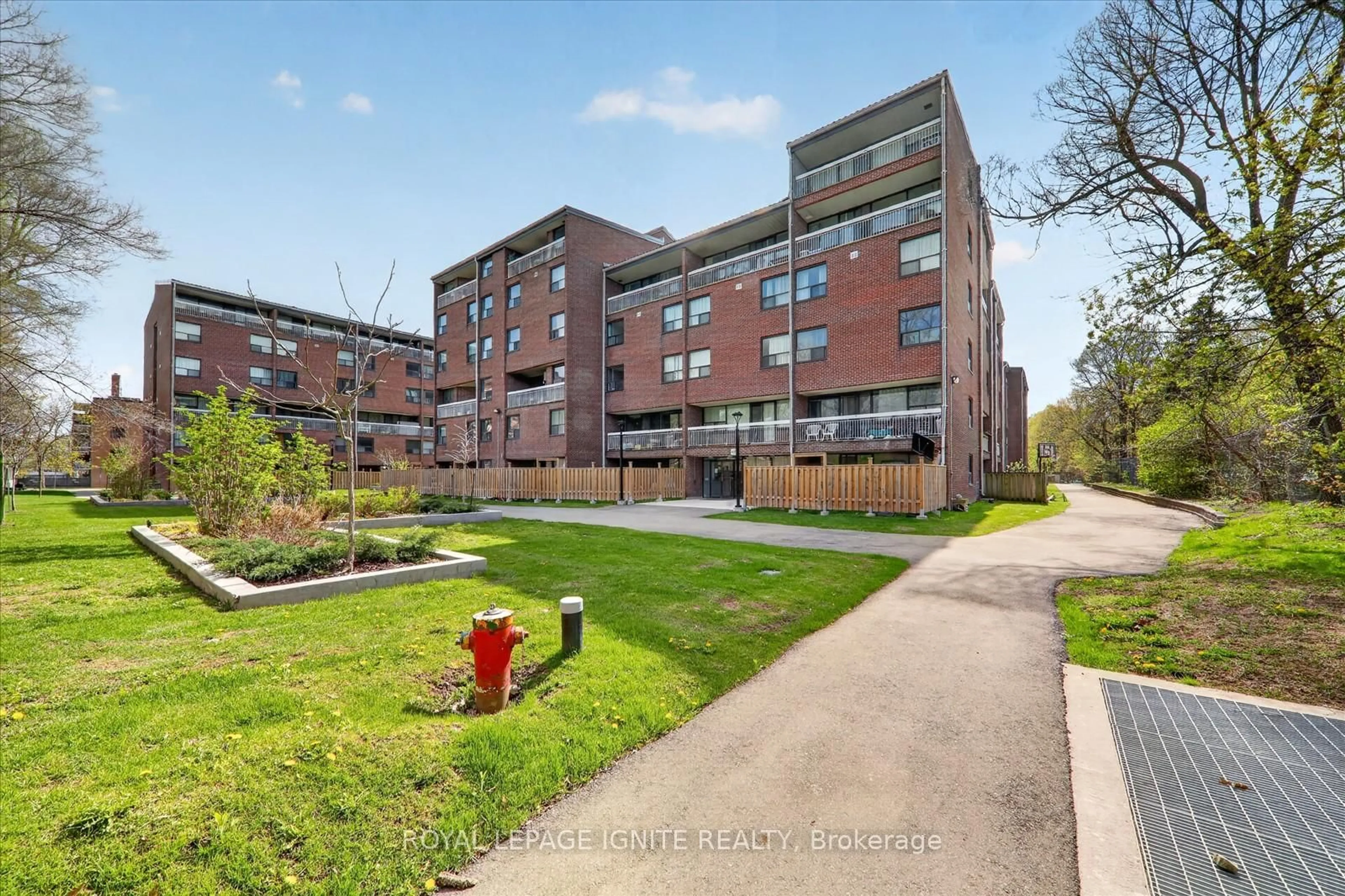 A pic from outside/outdoor area/front of a property/back of a property/a pic from drone, building for 4064 Lawrence Ave #602, Toronto Ontario M1E 4V6