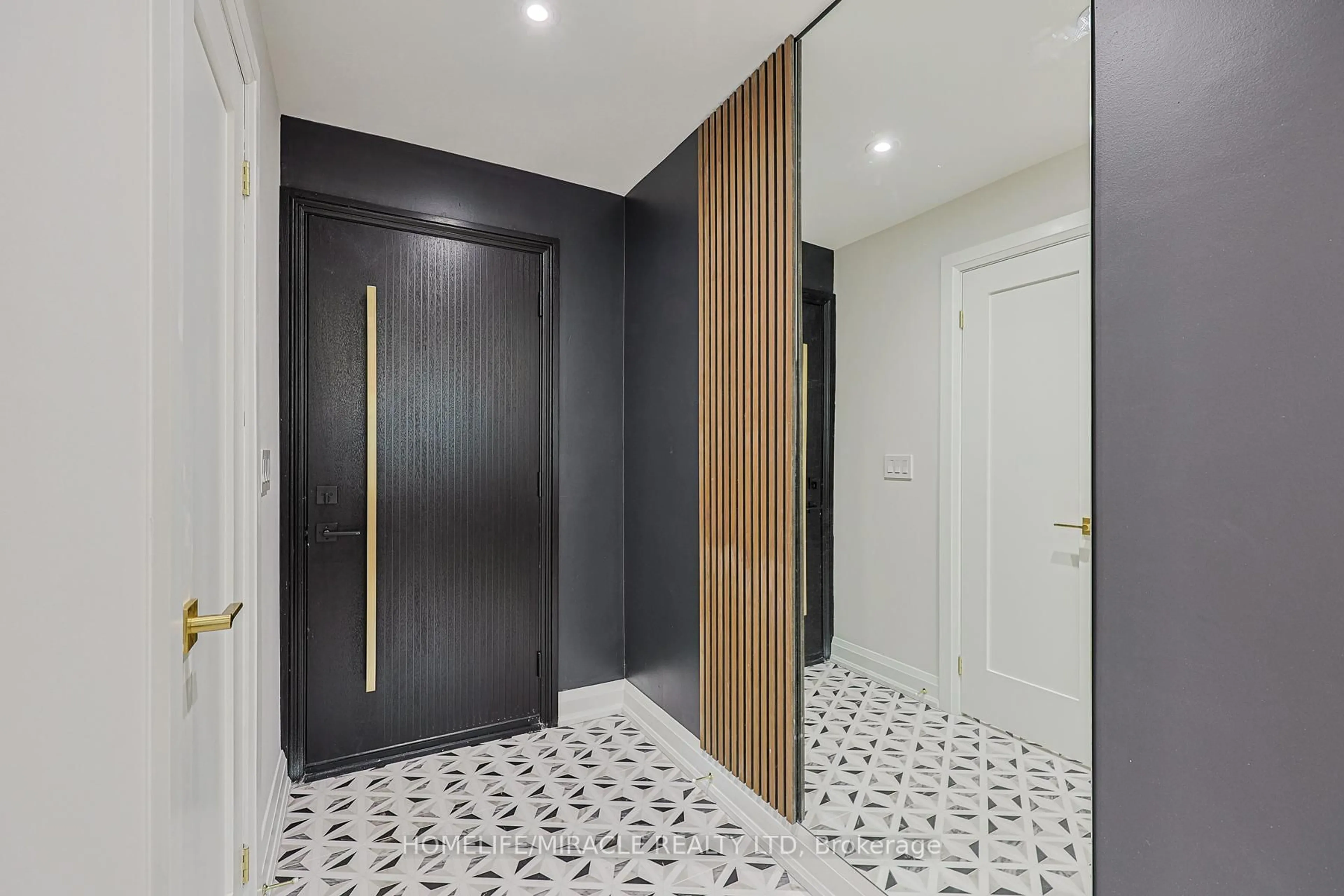 Indoor foyer for 158 Cass Ave, Toronto Ontario M1T 2B7