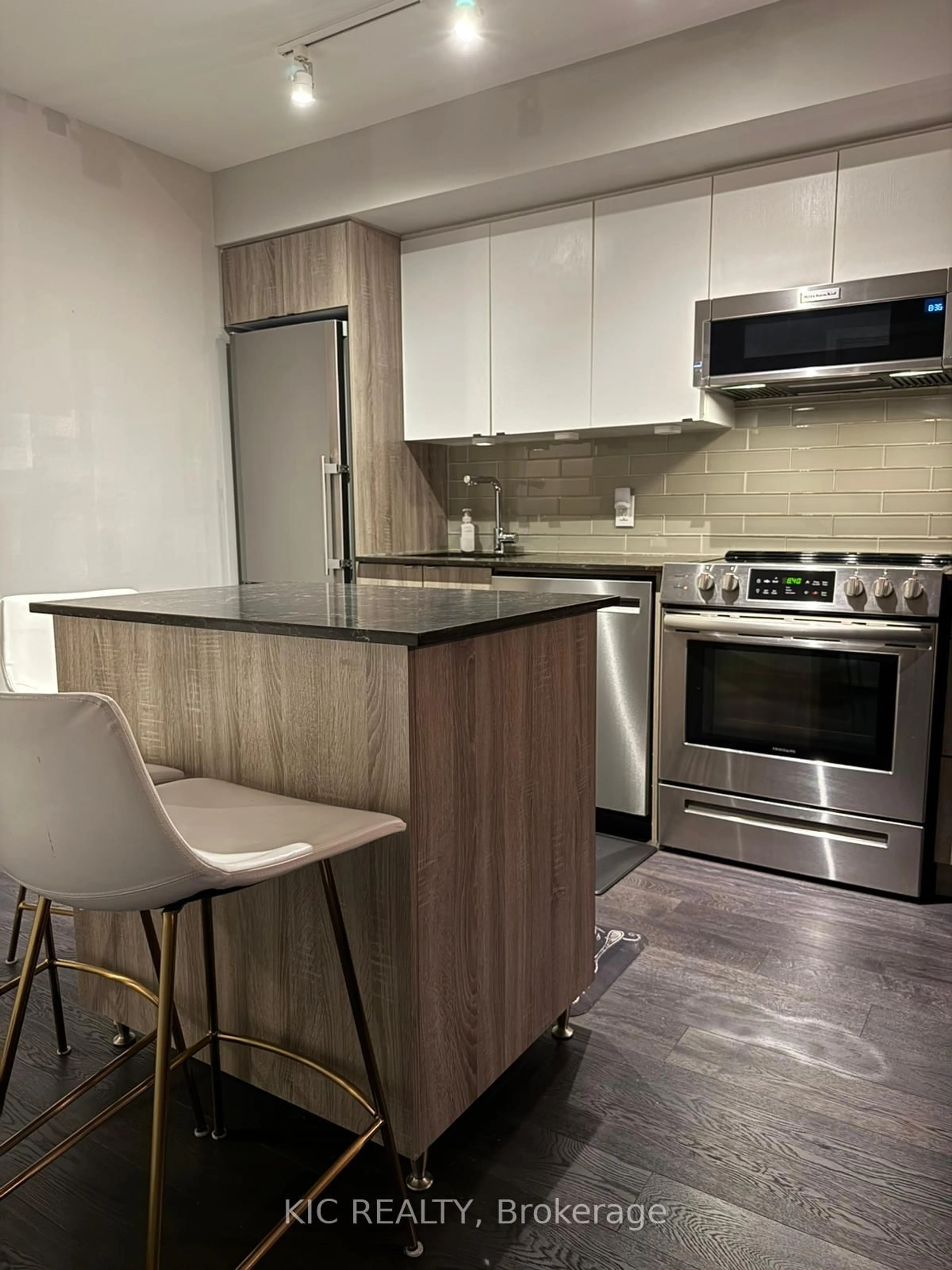 Unknown for 1401 O'Connor Dr #221, Toronto Ontario M4B 2V5