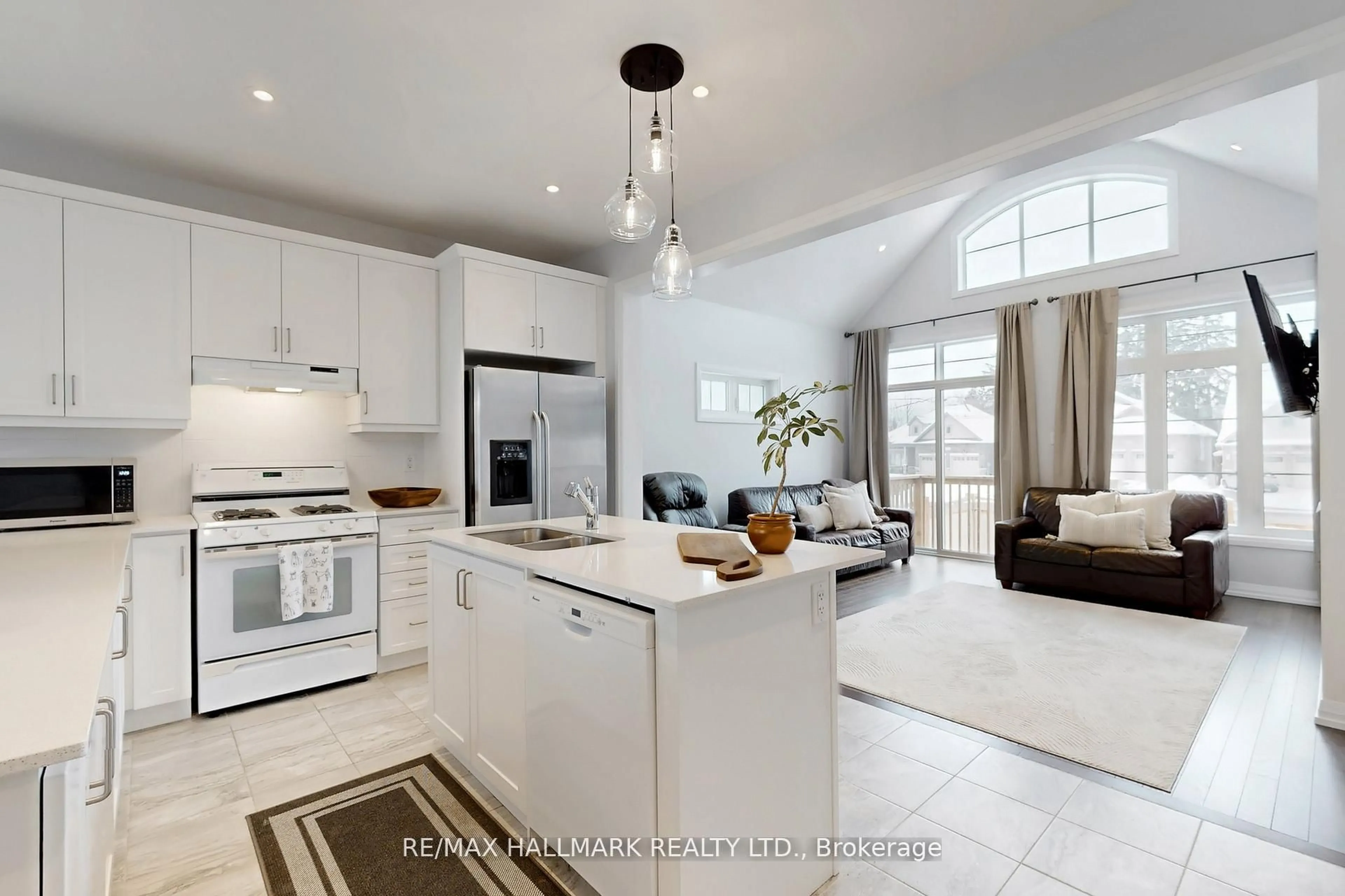 Open concept kitchen, ceramic/tile floor for 2 Holtby Crt, Scugog Ontario L9L 0B4