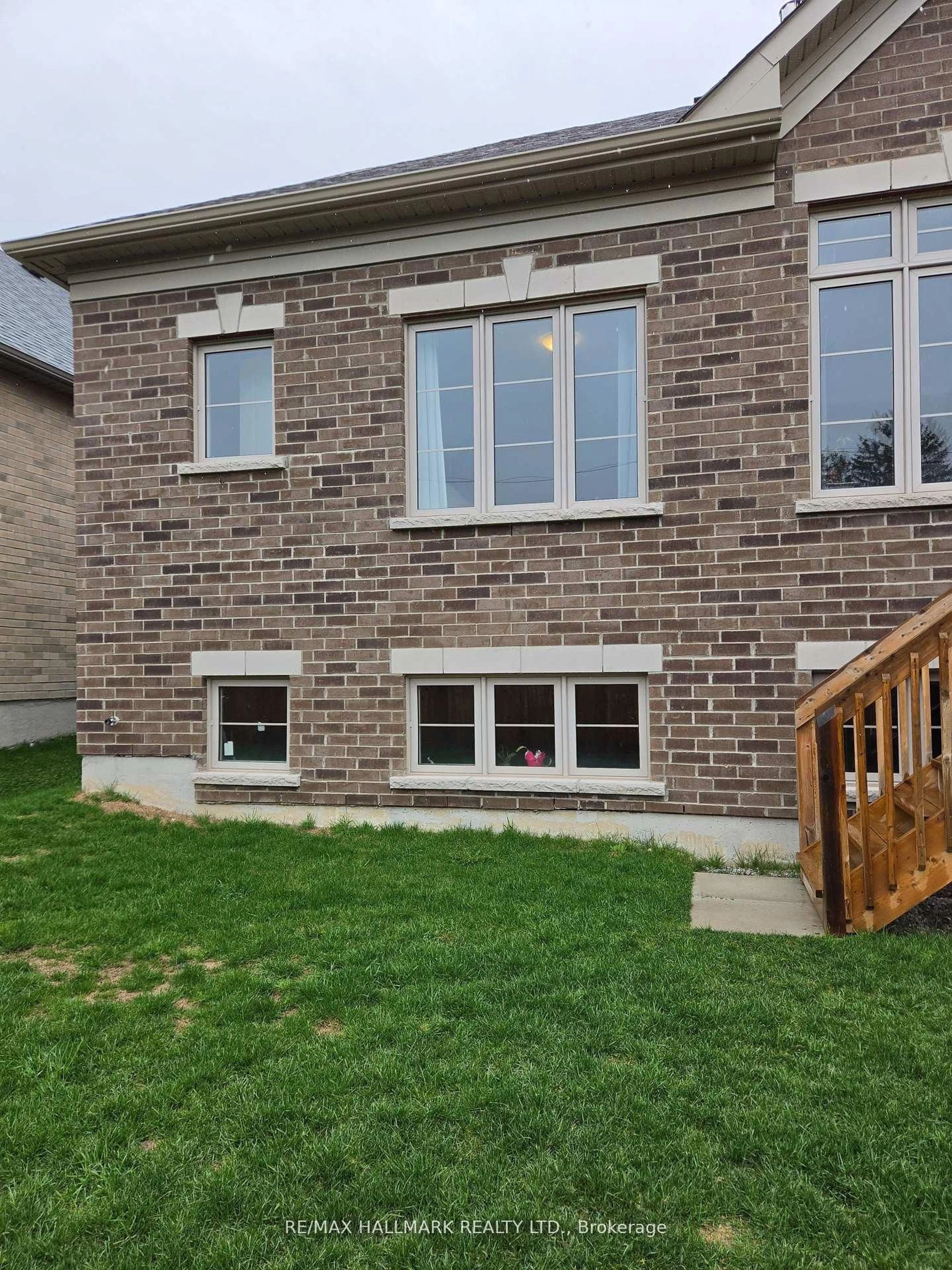 Home with brick exterior material, unknown for 2 Holtby Crt, Scugog Ontario L9L 0B4