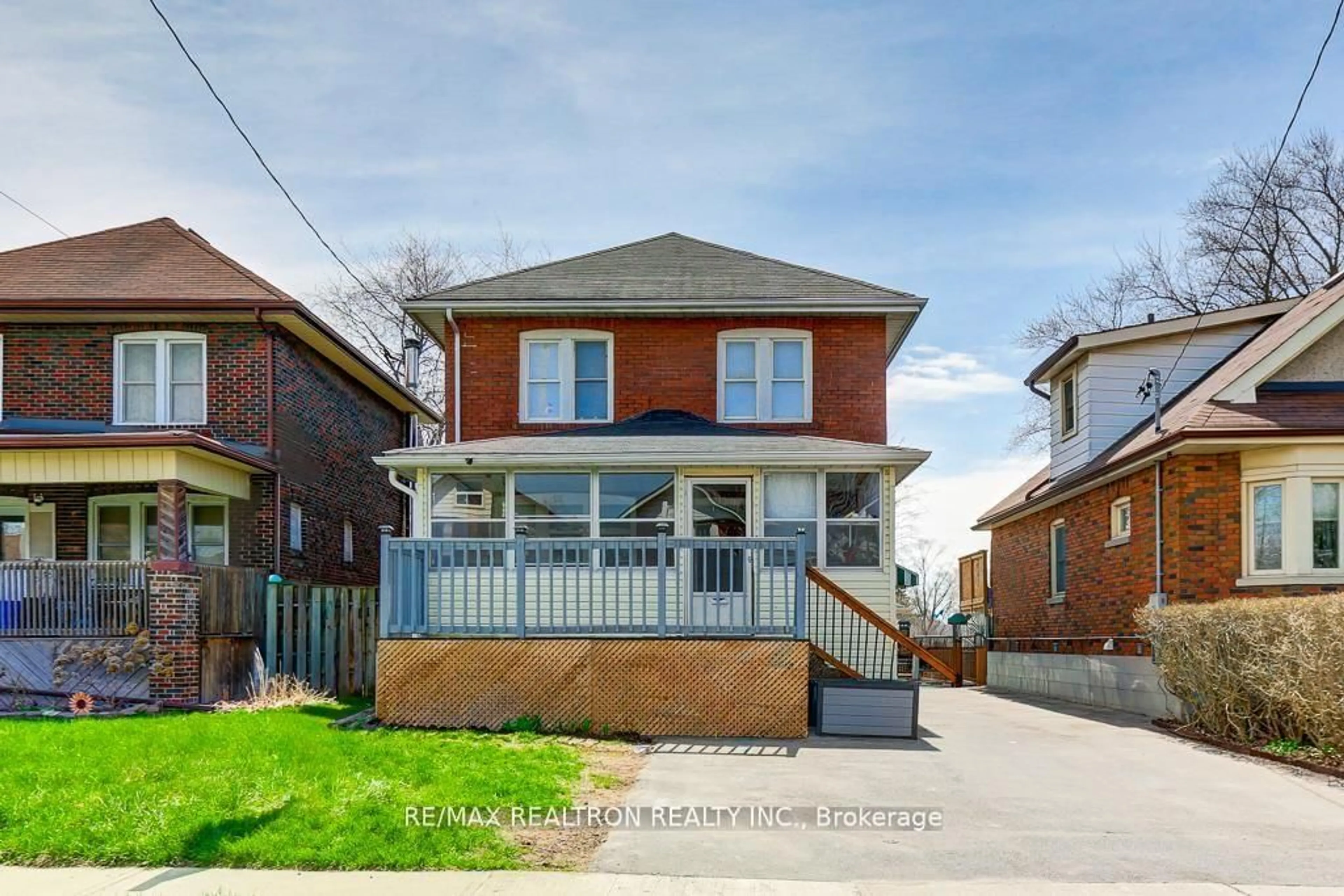 Home with brick exterior material, street for 317 Gliddon Ave, Oshawa Ontario L2H 1Z2