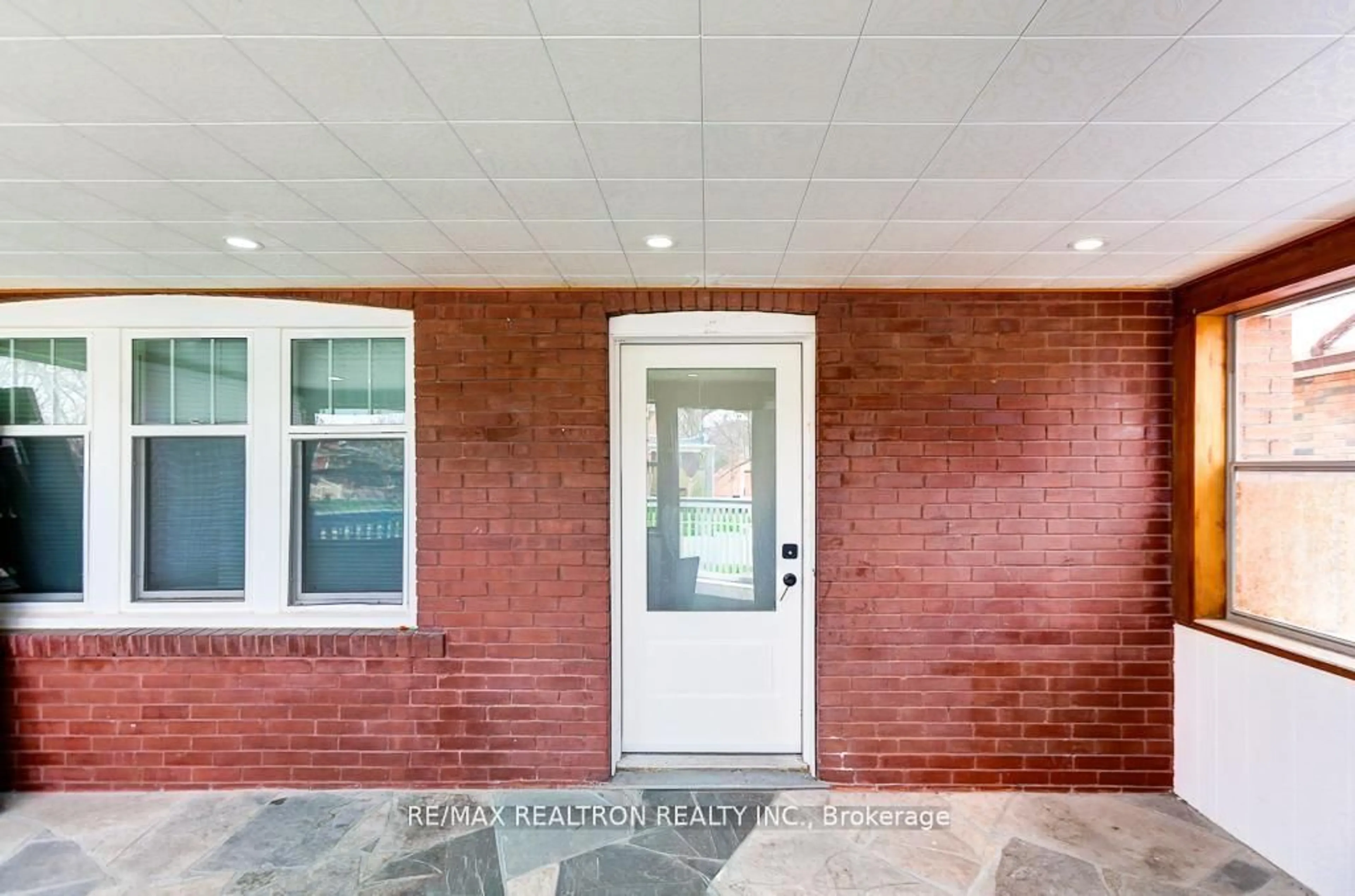 Home with brick exterior material, street for 317 Gliddon Ave, Oshawa Ontario L2H 1Z2