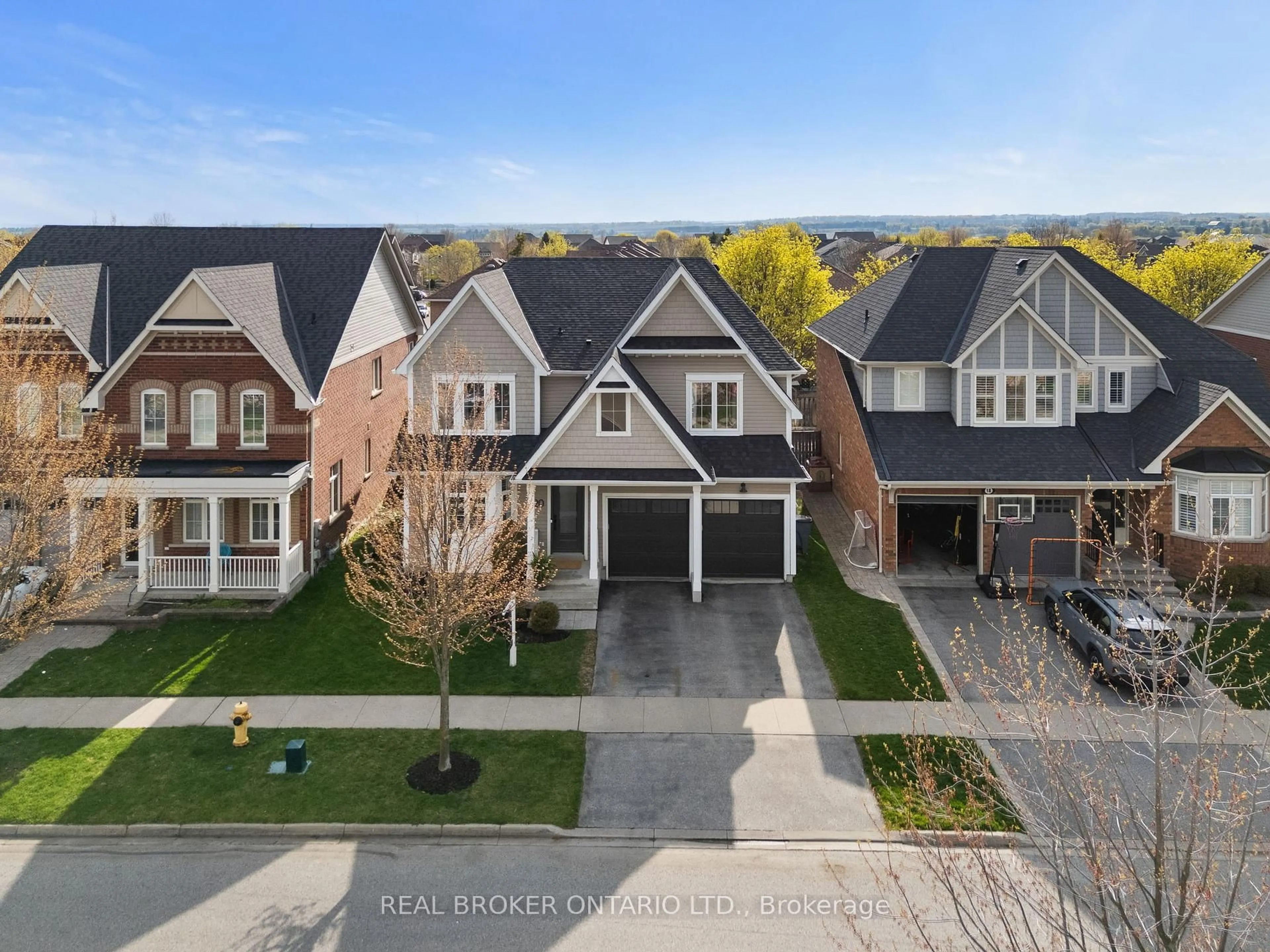 A pic from outside/outdoor area/front of a property/back of a property/a pic from drone, street for 20 Denbury Crt, Whitby Ontario L1M 0H5