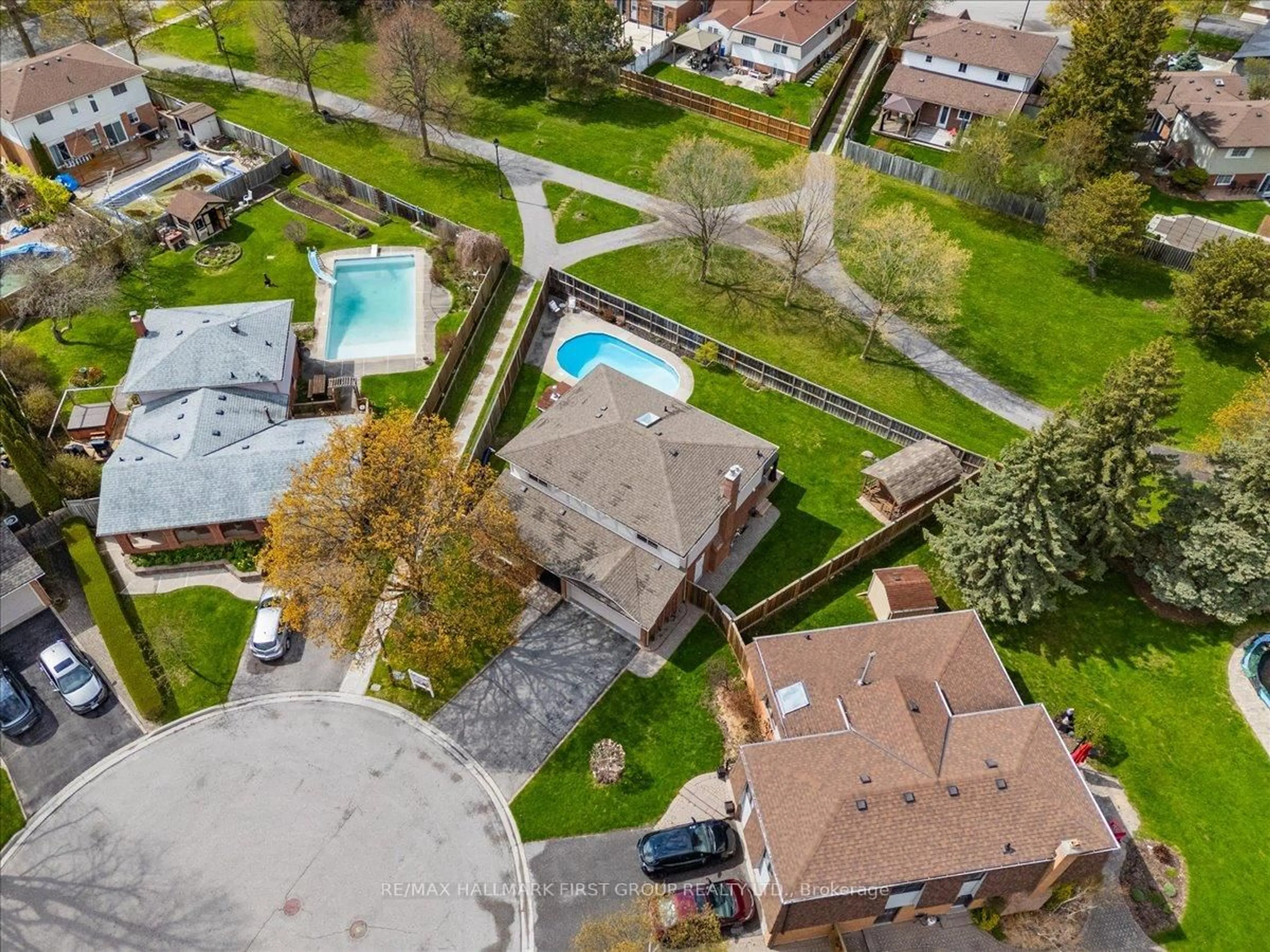 A pic from outside/outdoor area/front of a property/back of a property/a pic from drone, street for 28 Heda Crt, Whitby Ontario L1N 5Y8