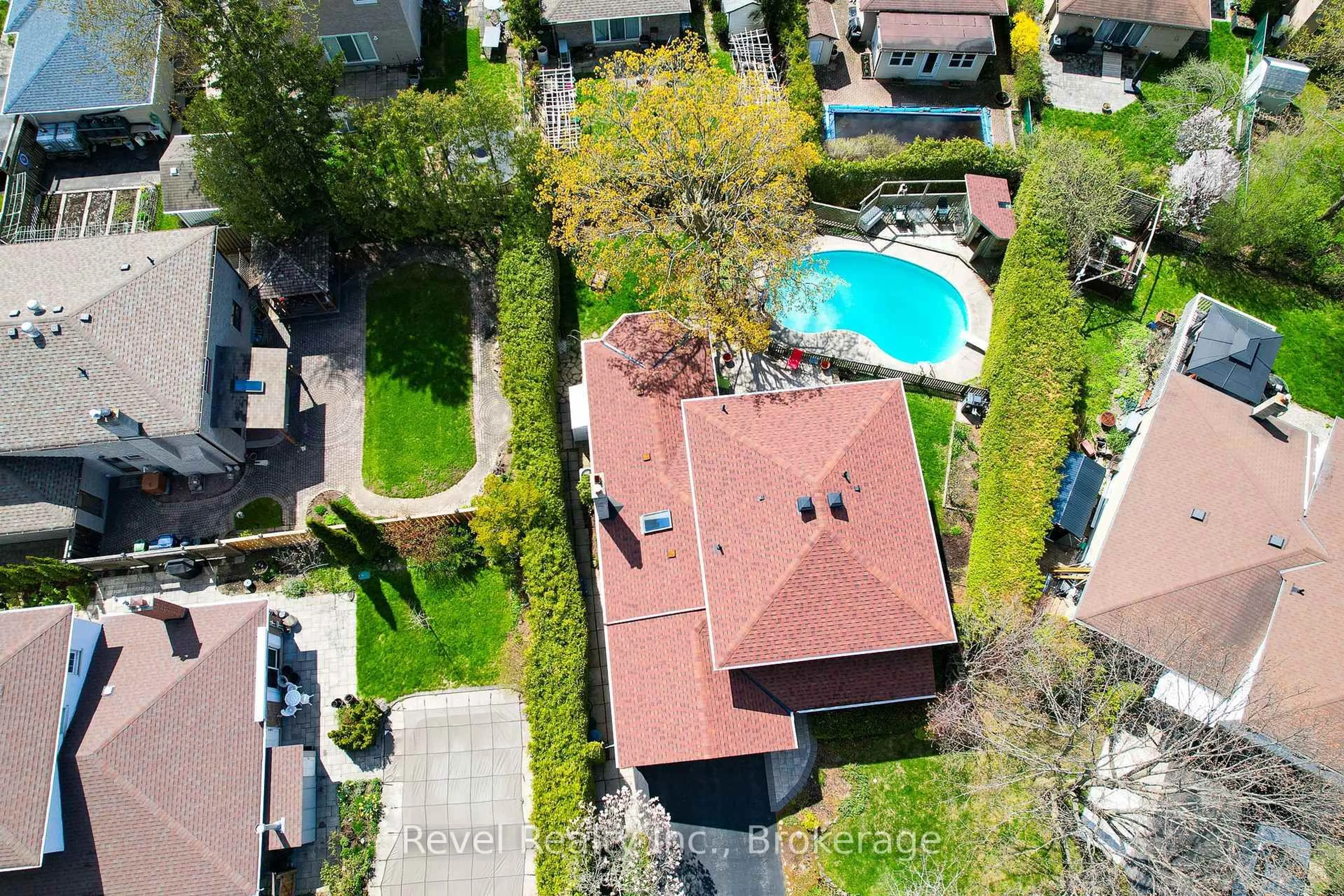 A pic from outside/outdoor area/front of a property/back of a property/a pic from drone, city buildings view from balcony for 85 Shellamwood Tr, Toronto Ontario M1S 2M9