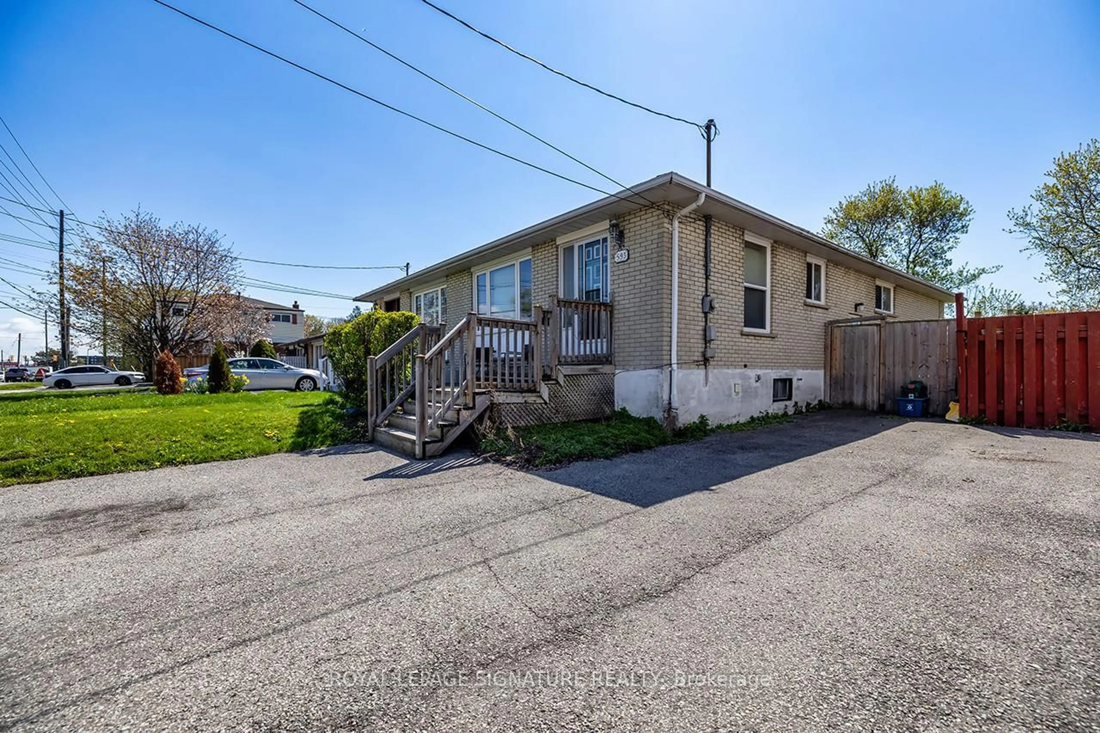 A pic from outside/outdoor area/front of a property/back of a property/a pic from drone, street for 593 Gibb St, Oshawa Ontario L1J 1Z6