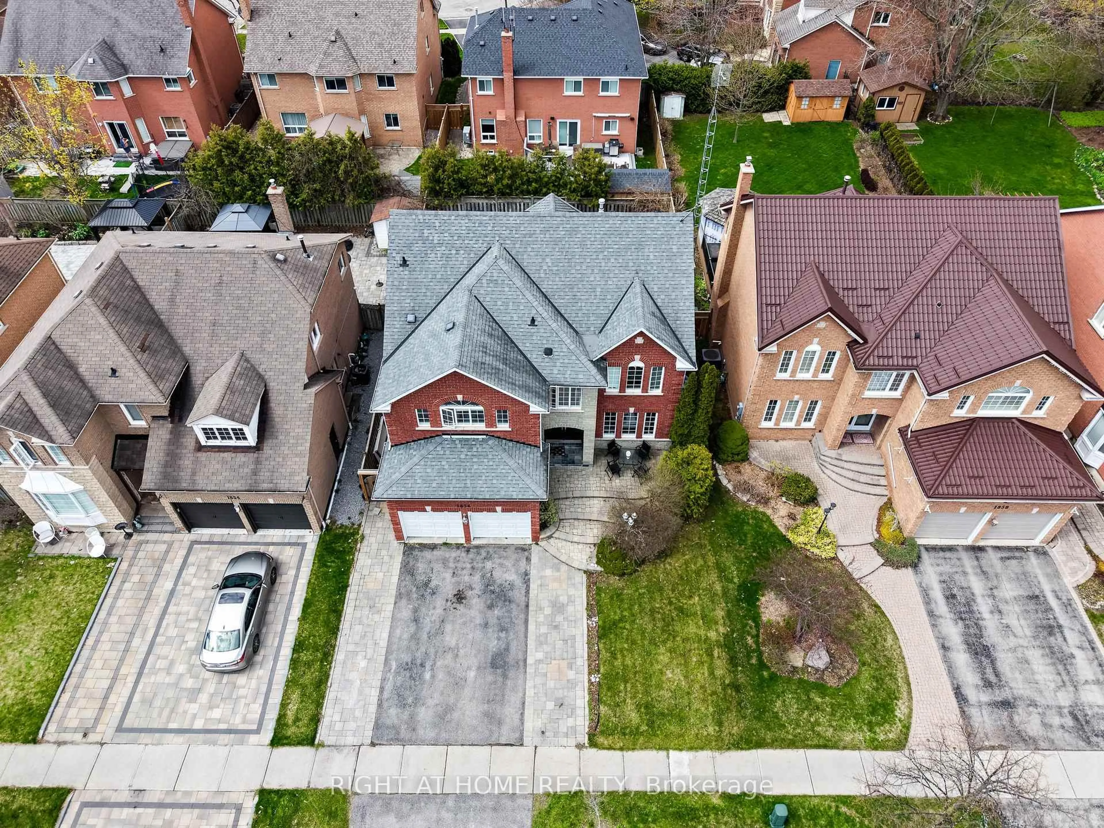 A pic from outside/outdoor area/front of a property/back of a property/a pic from drone, street for 1856 Woodview Ave, Pickering Ontario L1V 1L4