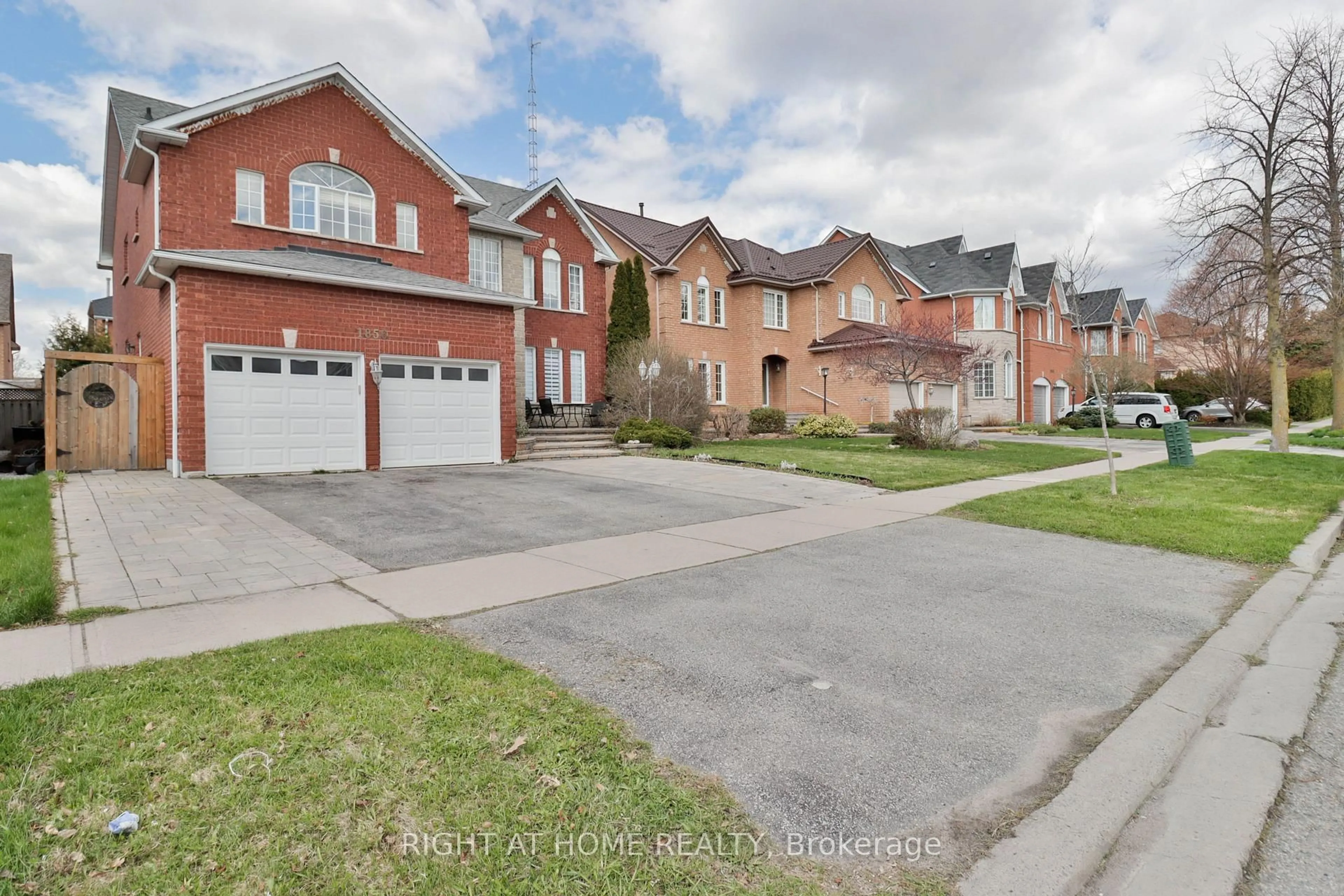 A pic from outside/outdoor area/front of a property/back of a property/a pic from drone, street for 1856 Woodview Ave, Pickering Ontario L1V 1L4