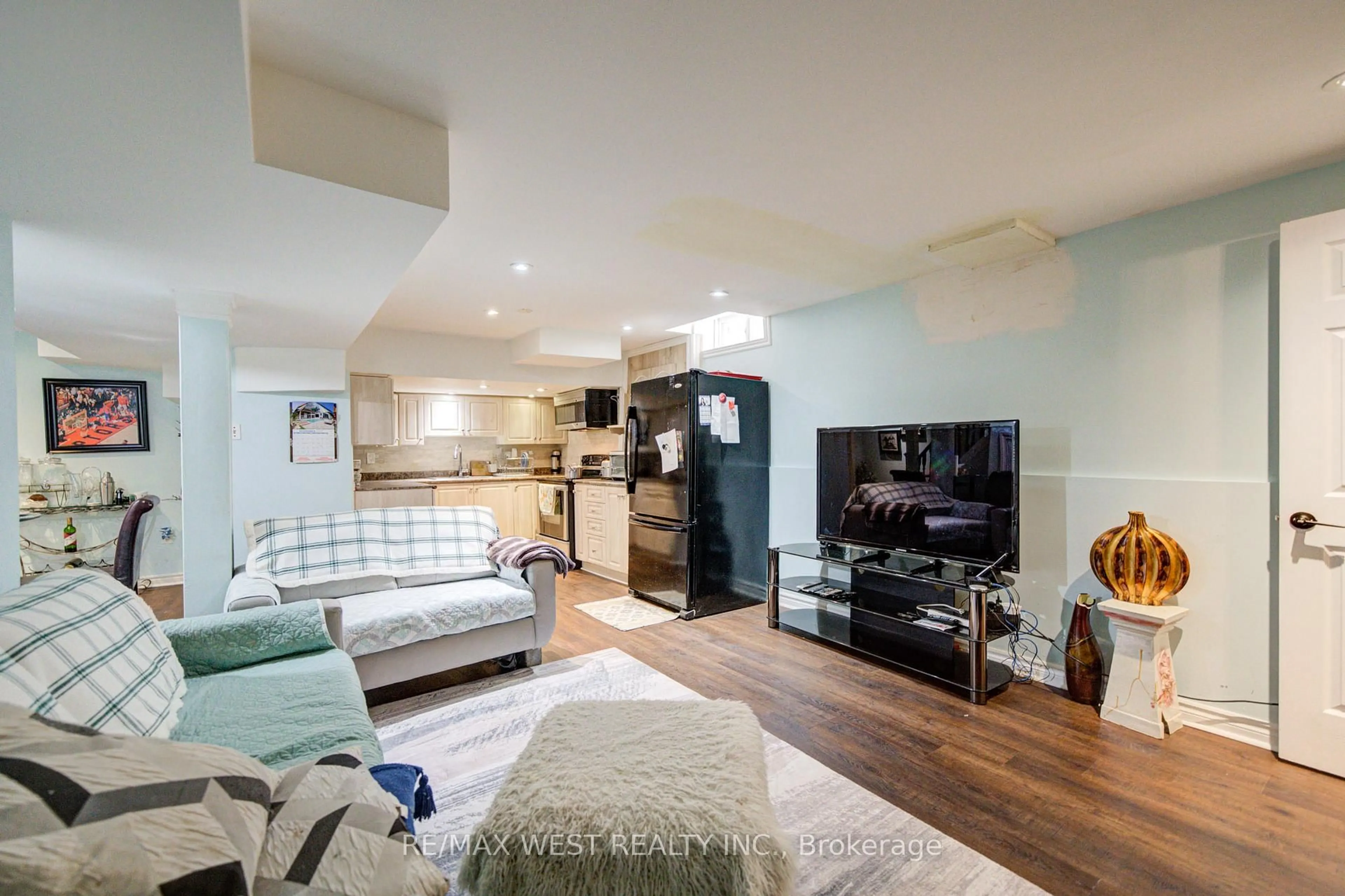 Living room with furniture, unknown for 11 Danilack Crt, Toronto Ontario M1V 4L8