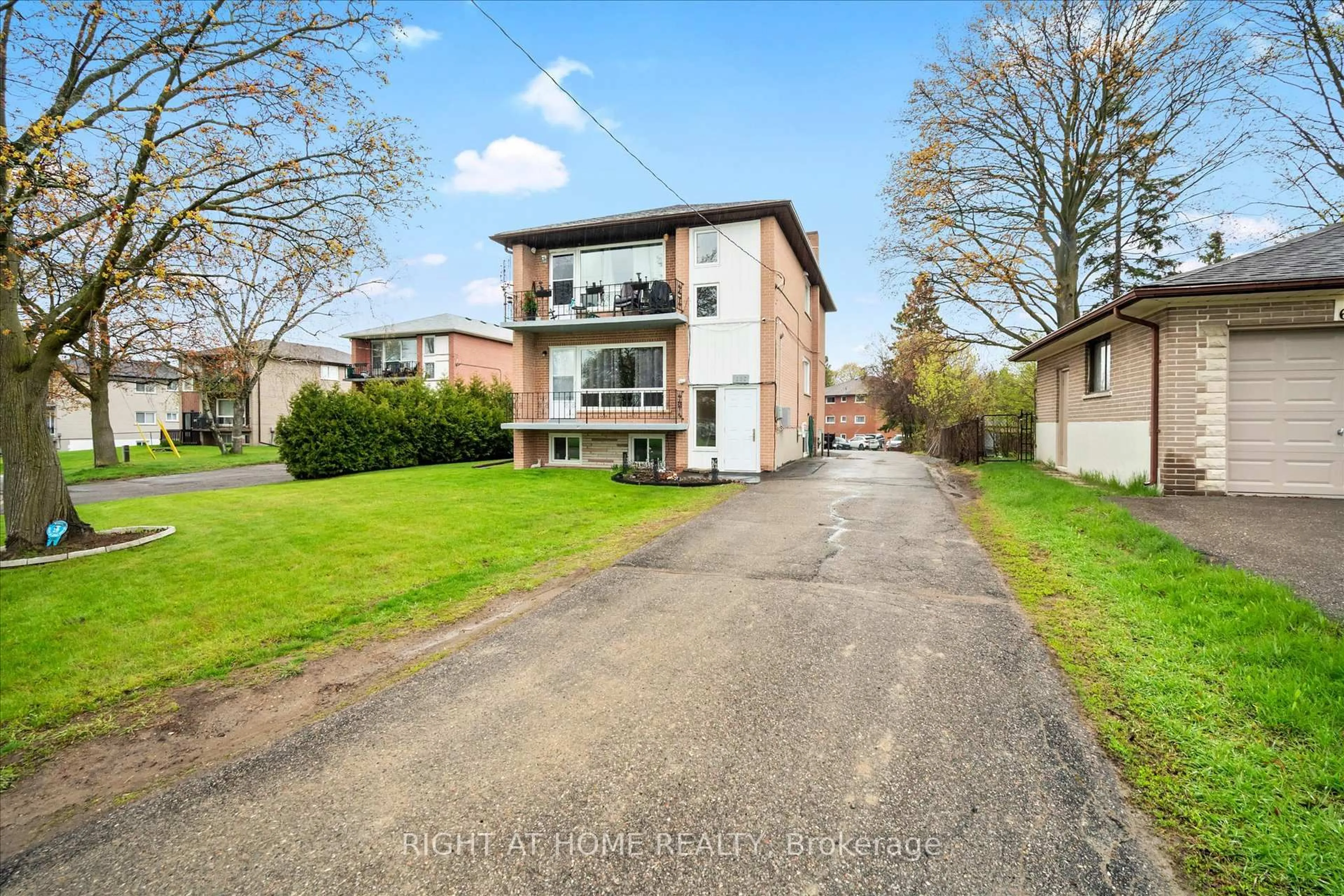 A pic from outside/outdoor area/front of a property/back of a property/a pic from drone, street for 606 Lansdowne Dr, Oshawa Ontario L1G 1W4