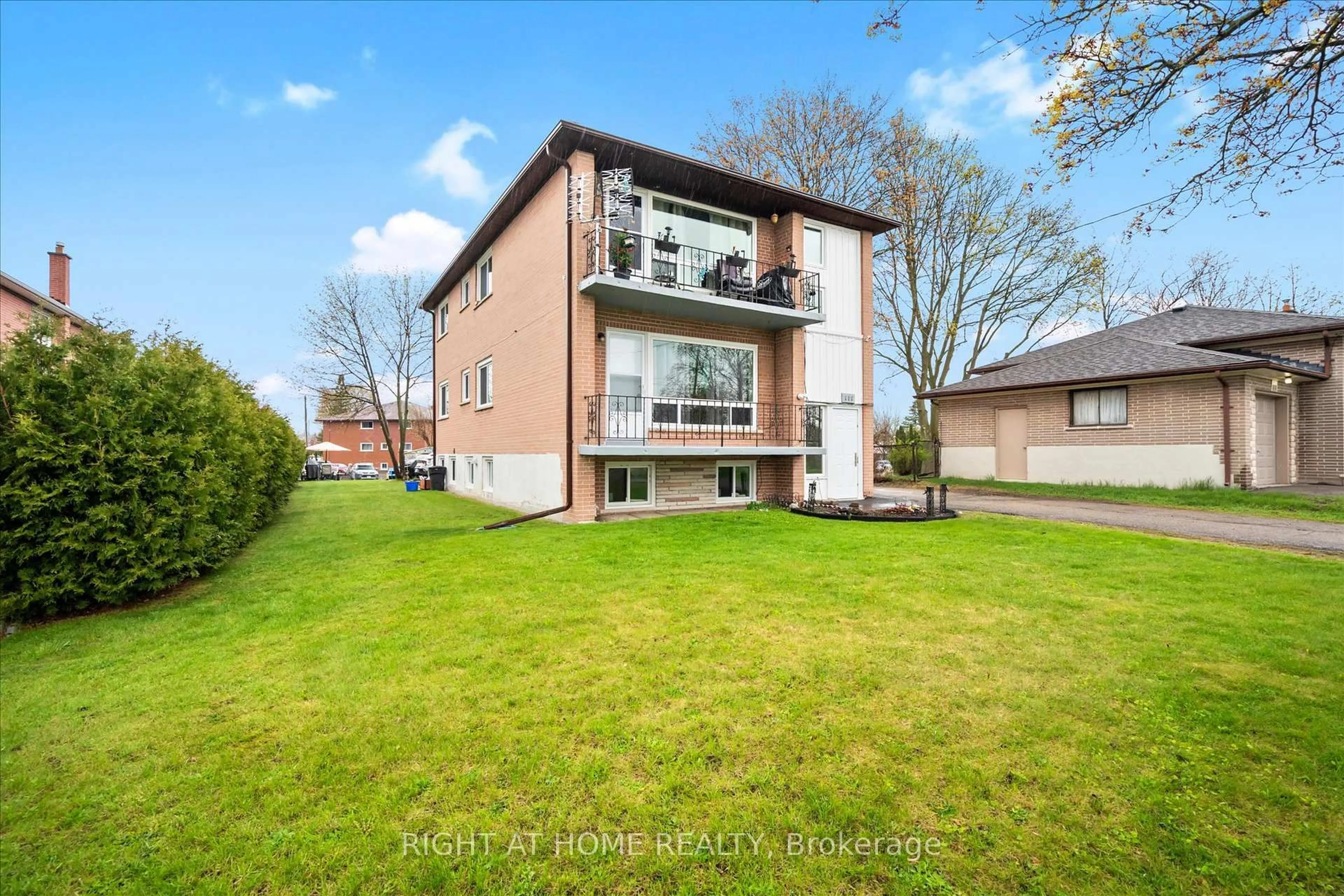 A pic from outside/outdoor area/front of a property/back of a property/a pic from drone, unknown for 606 Lansdowne Dr, Oshawa Ontario L1G 1W4