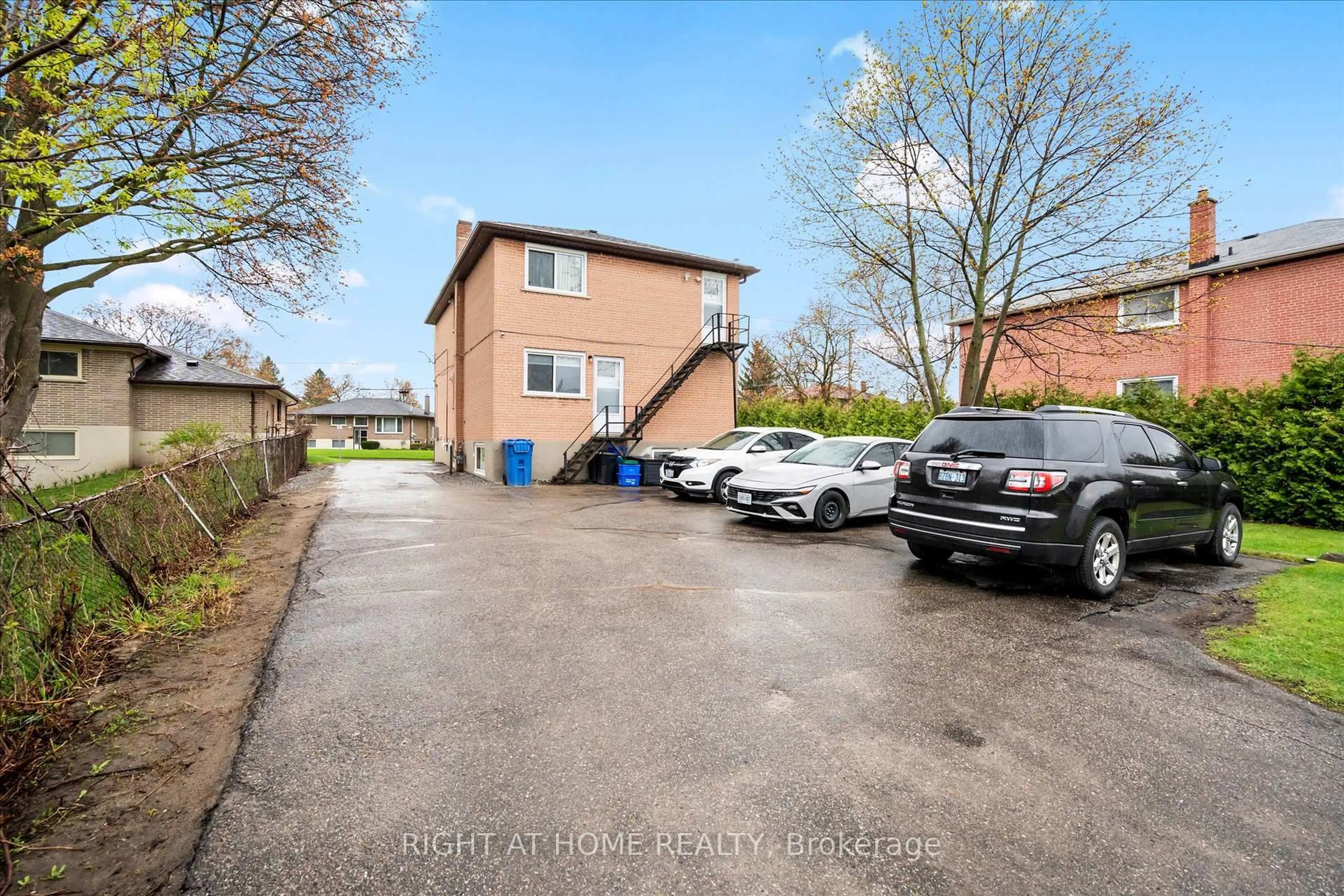 A pic from outside/outdoor area/front of a property/back of a property/a pic from drone, street for 606 Lansdowne Dr, Oshawa Ontario L1G 1W4
