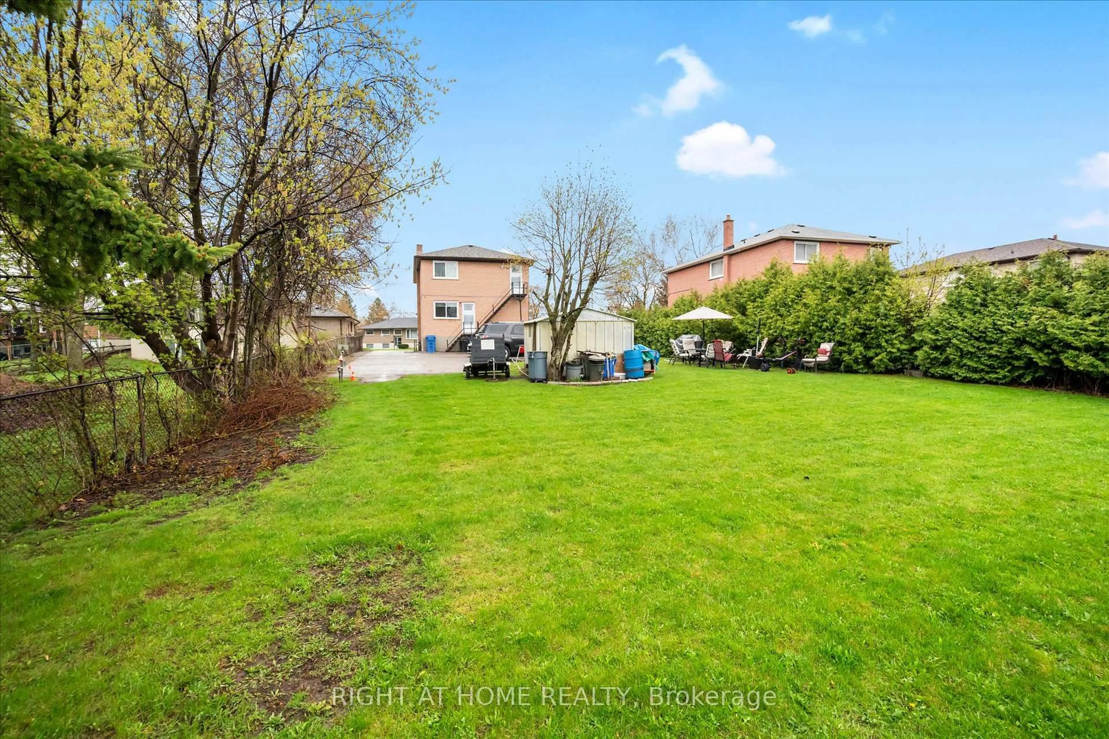 A pic from outside/outdoor area/front of a property/back of a property/a pic from drone, street for 606 Lansdowne Dr, Oshawa Ontario L1G 1W4