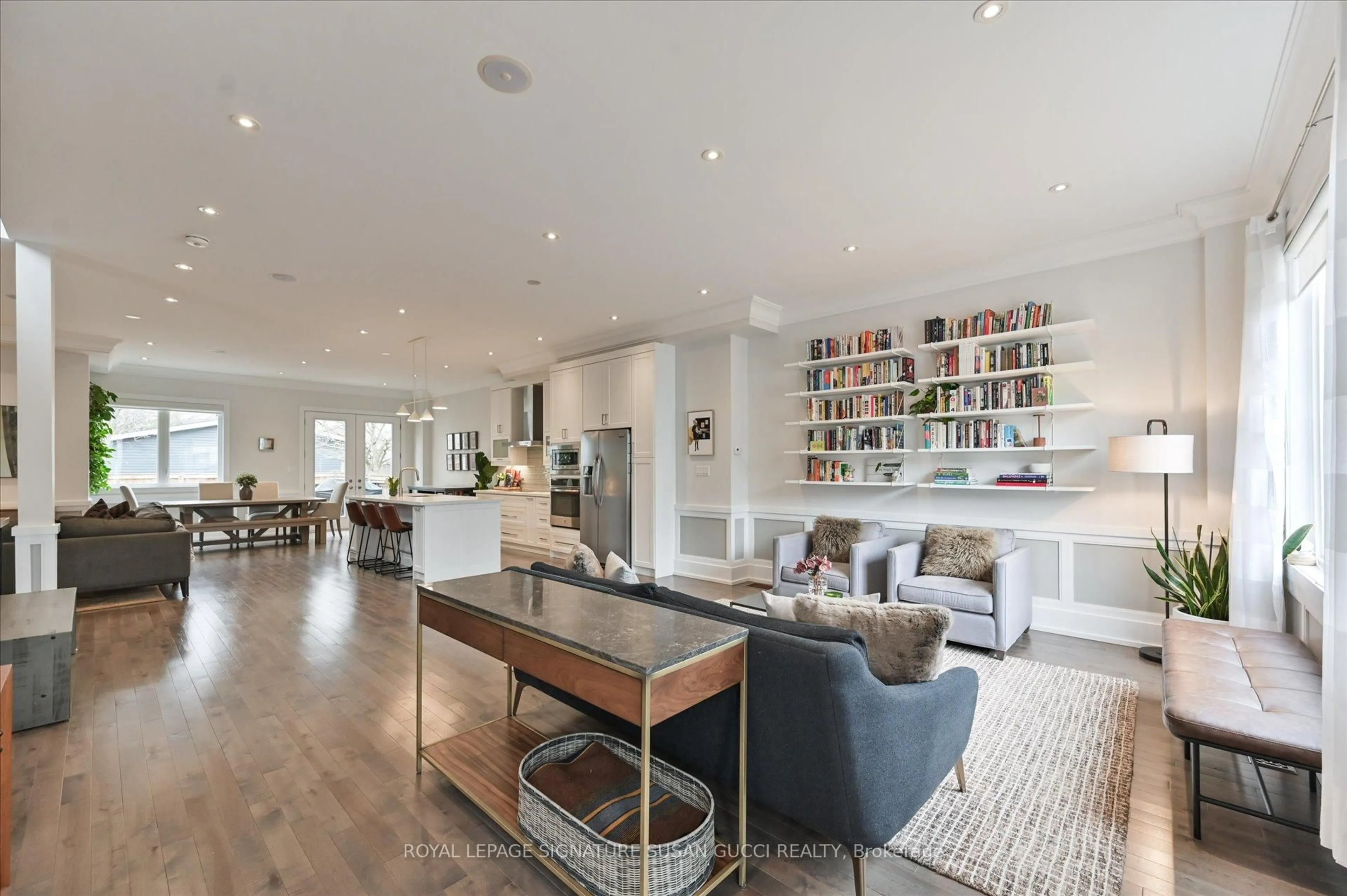 Open concept kitchen, wood/laminate floor for 20 Warvet Cres, Toronto Ontario M4B 1P3