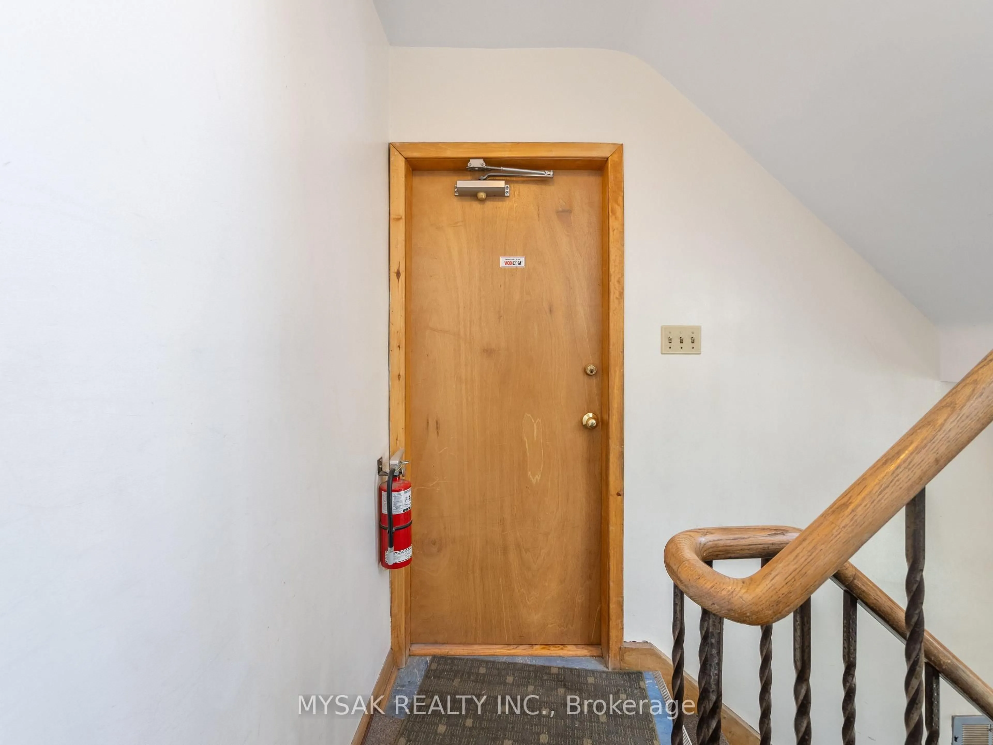 Indoor entryway for 150 Park St, Toronto Ontario M1N 2P6