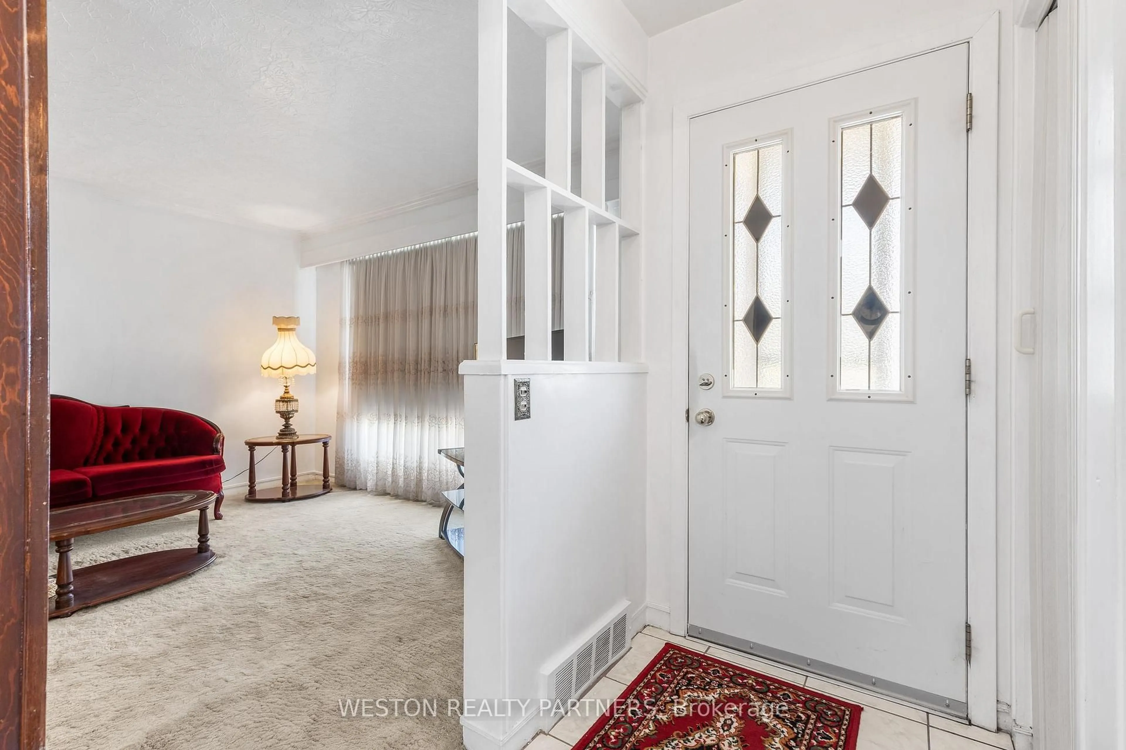 Indoor entryway for 102 Cleta Dr, Toronto Ontario M1K 3G7