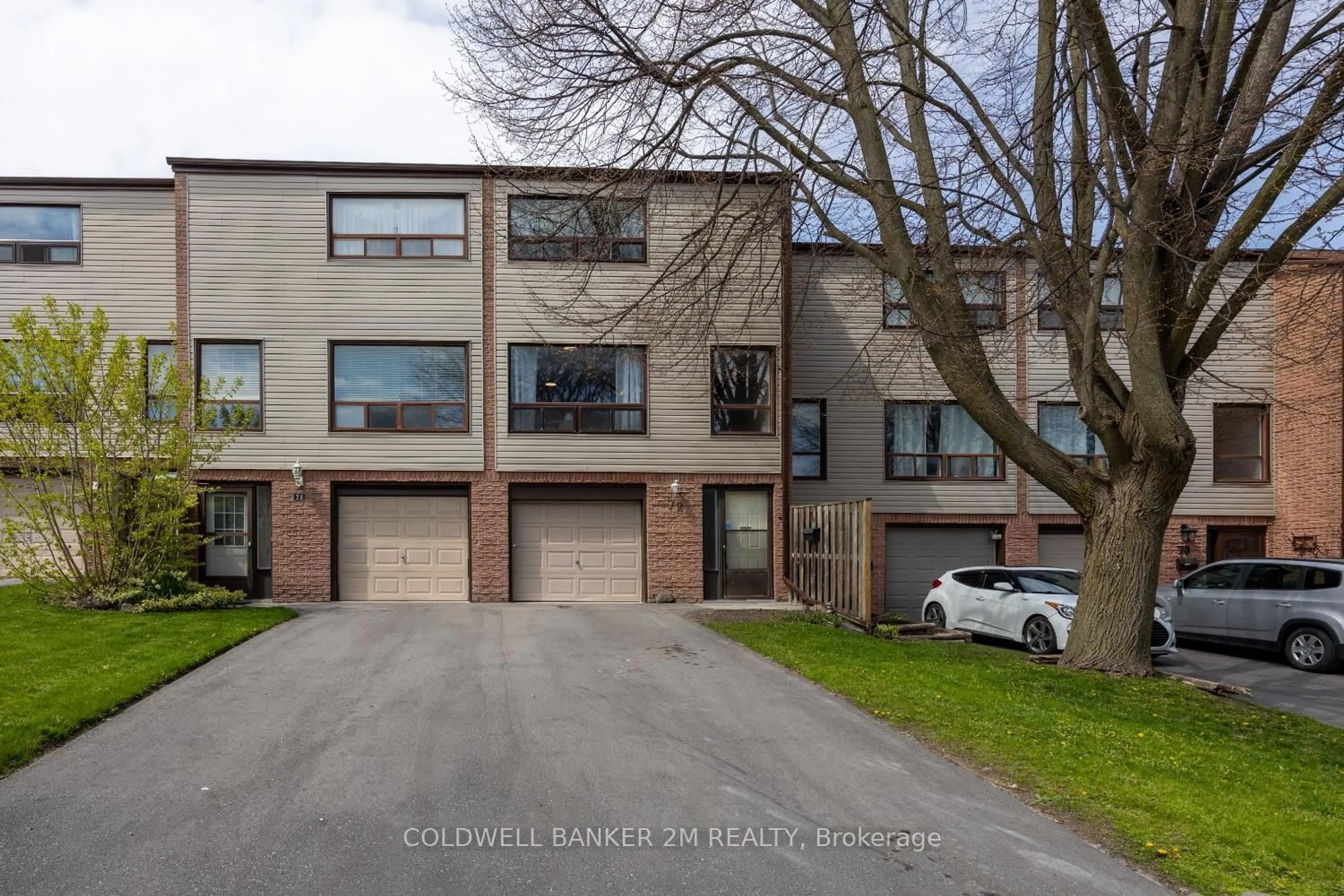 A pic from outside/outdoor area/front of a property/back of a property/a pic from drone, street for 72 Parklane Circ, Clarington Ontario L1C 3V9