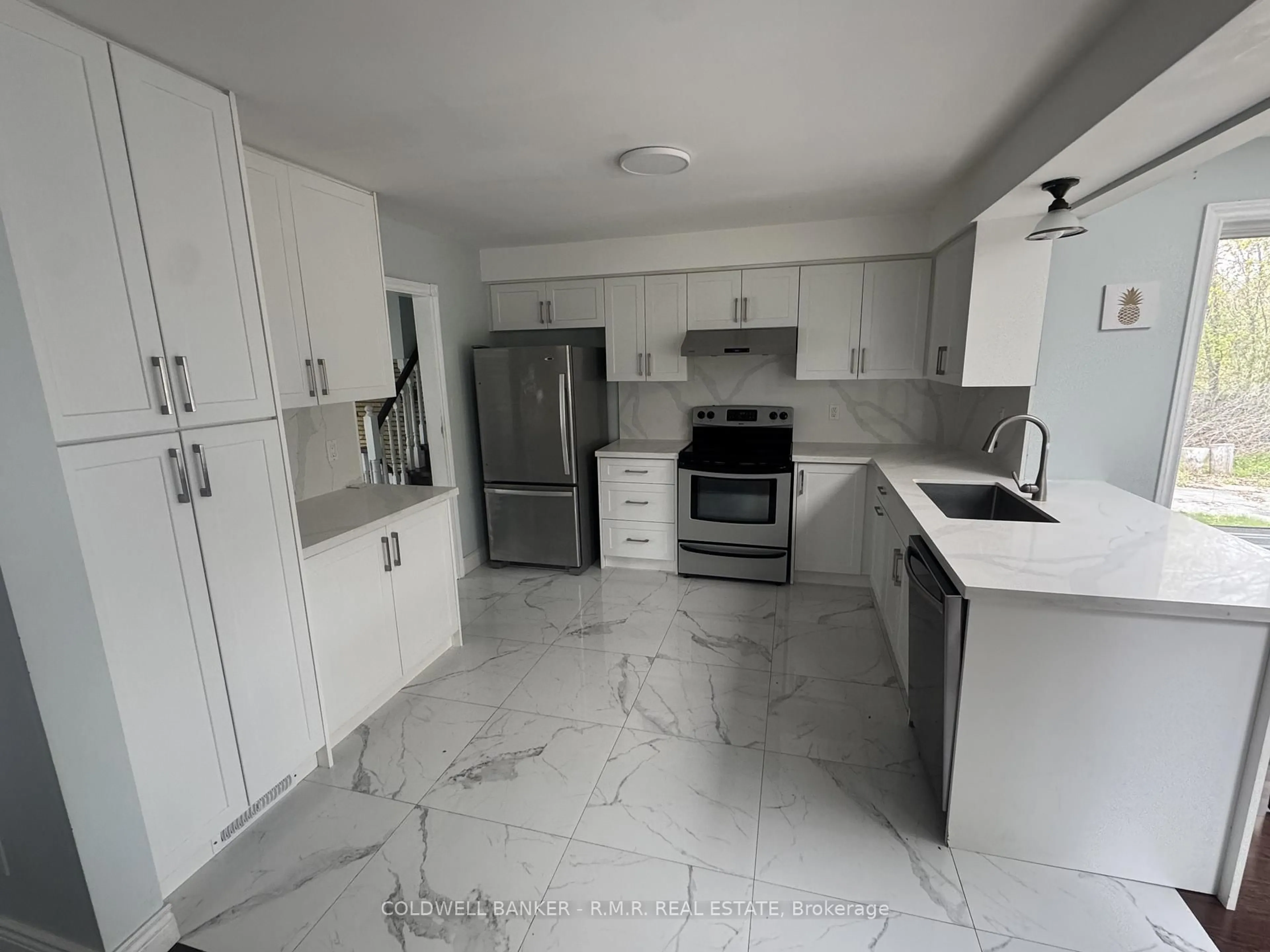 Open concept kitchen, ceramic/tile floor for 1549 Simcoe St, Oshawa Ontario L1G 4X8