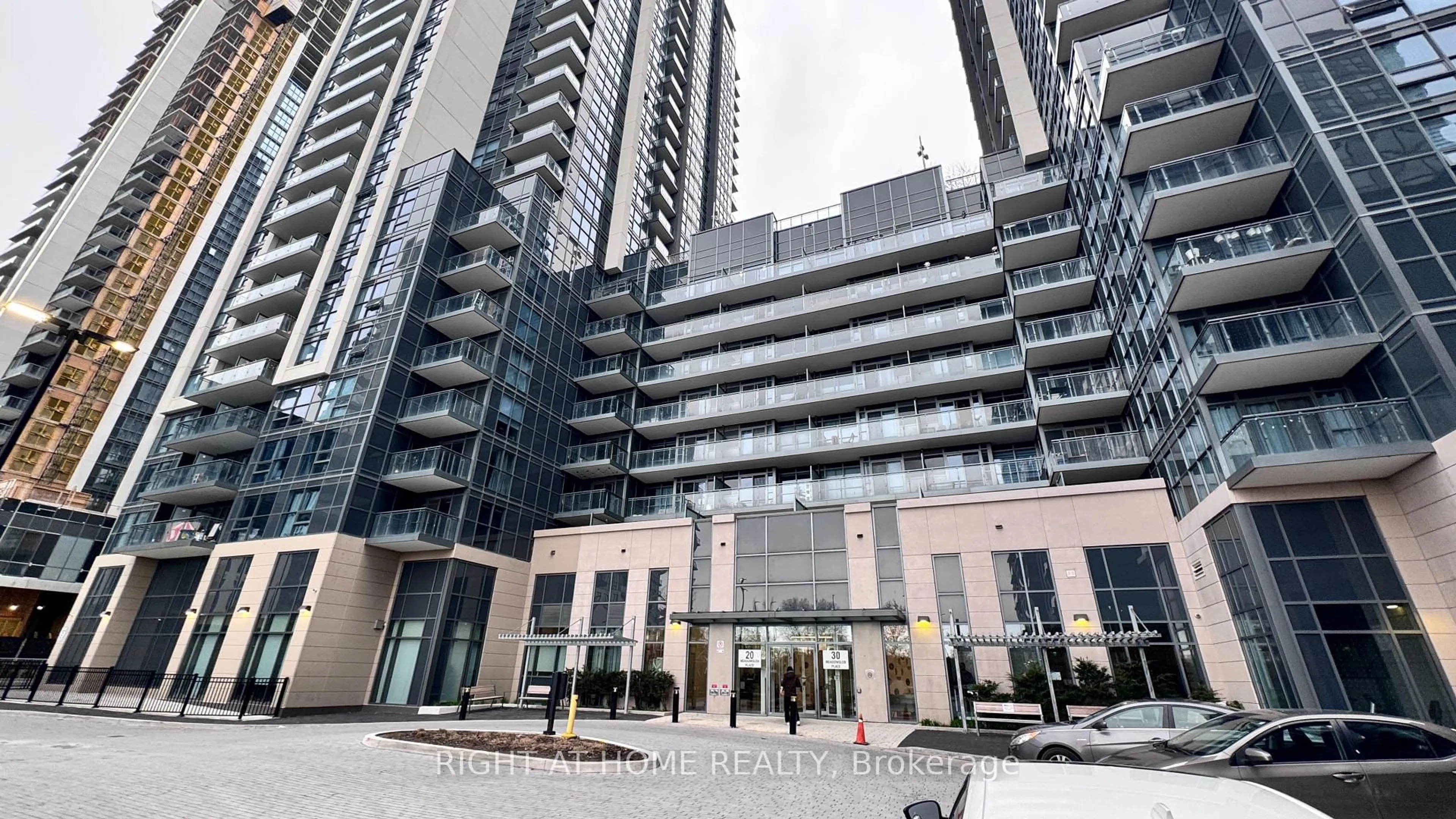 Indoor foyer for 20 Meadowglen Pl #824, Toronto Ontario M1G 0A9