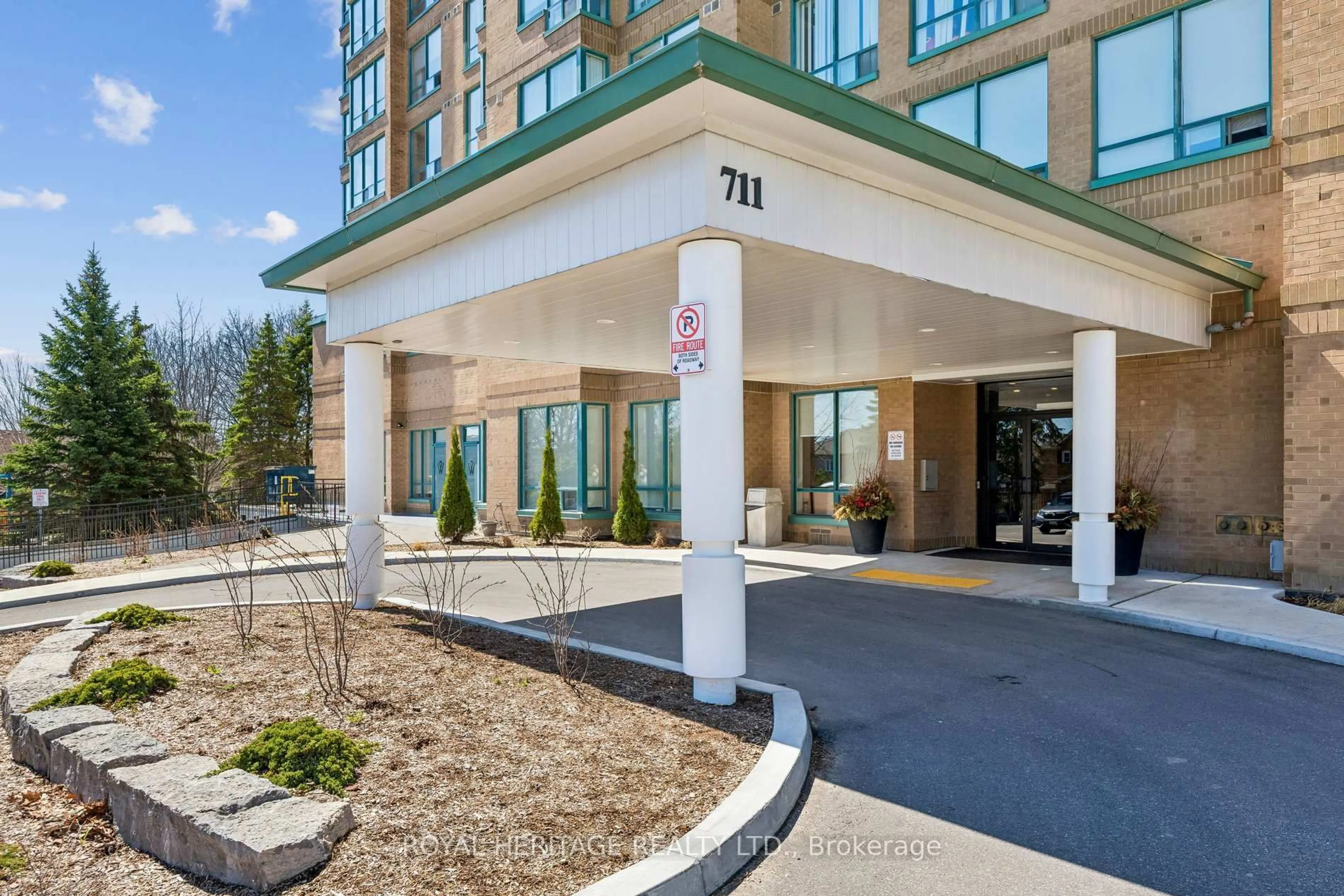 Indoor foyer for 711 Rossland Rd #1209, Whitby Ontario L1N 8Z1