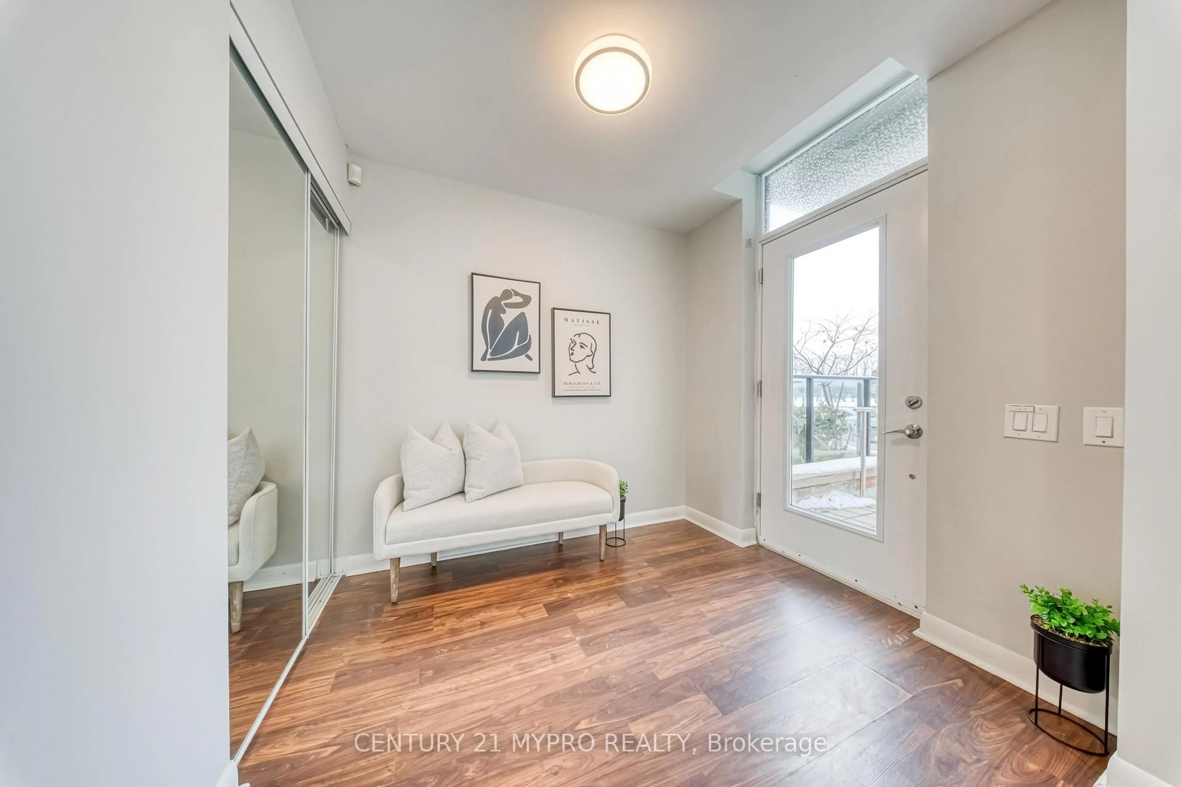 Indoor entryway for 17 Town Centre Crt, Toronto Ontario M1P 0B3