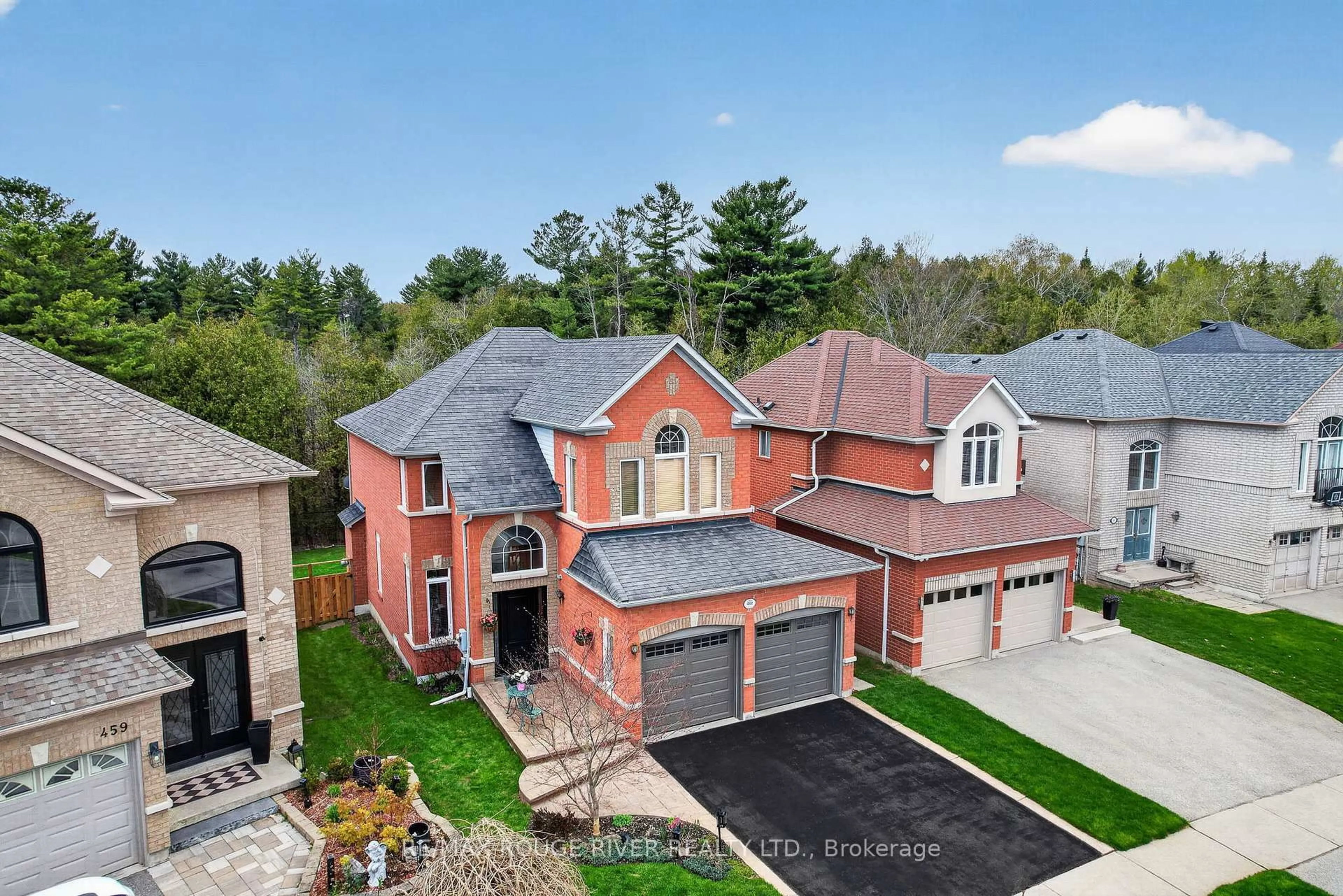 A pic from outside/outdoor area/front of a property/back of a property/a pic from drone, street for 461 Summerpark Cres, Pickering Ontario L1V 7A9