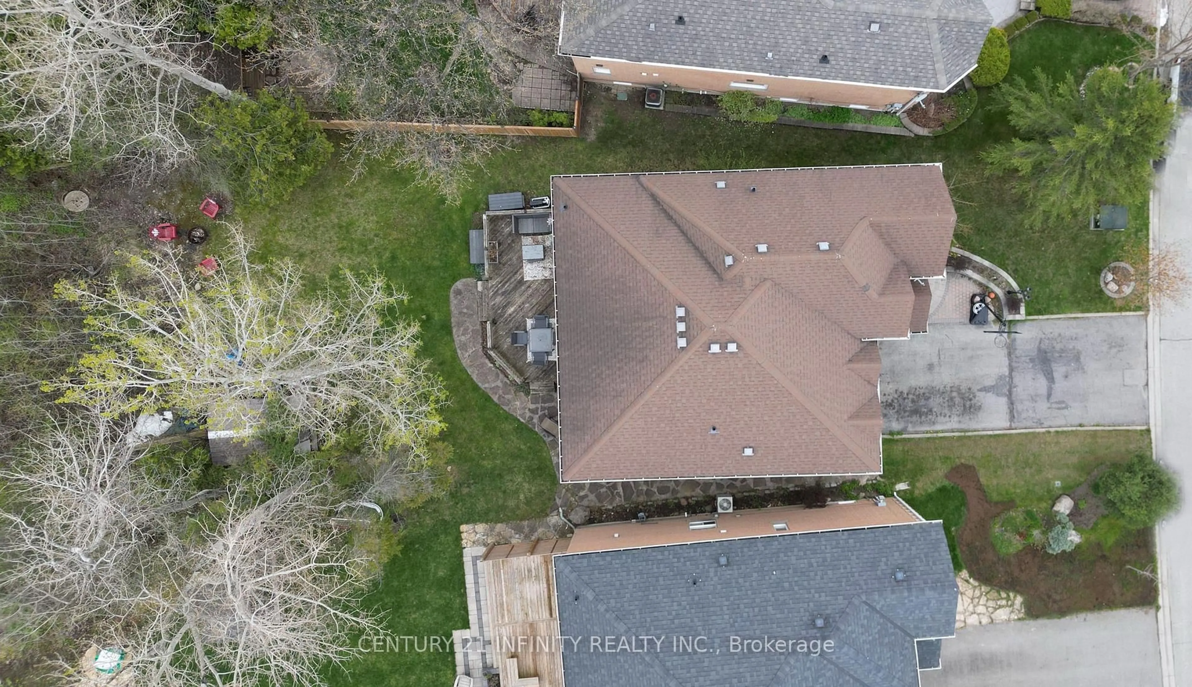 A pic from outside/outdoor area/front of a property/back of a property/a pic from drone, street for 1484 Sandhurst Cres, Pickering Ontario L1V 6Y7