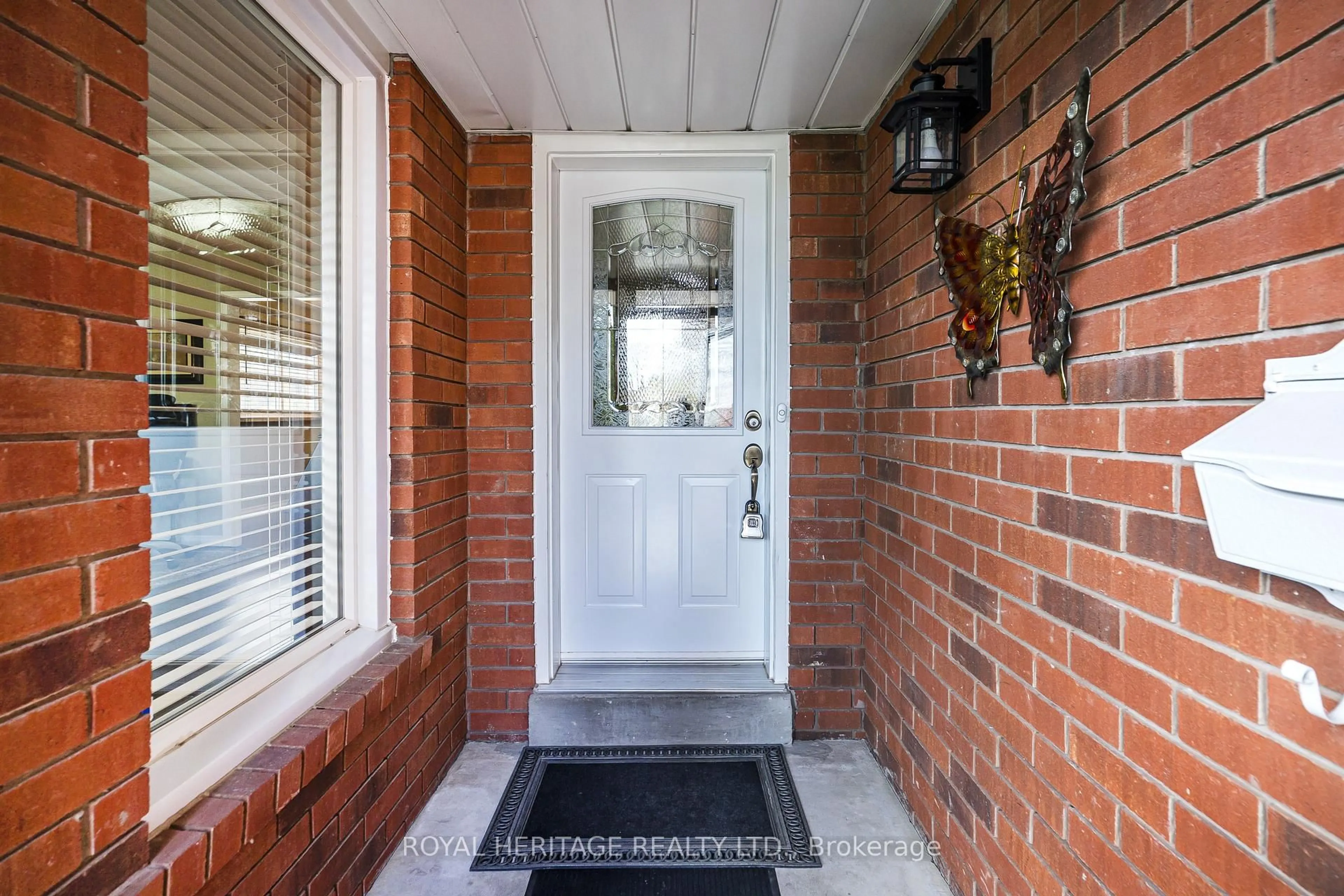 Indoor entryway for 525 Sundown Cres, Pickering Ontario L1V 6A8