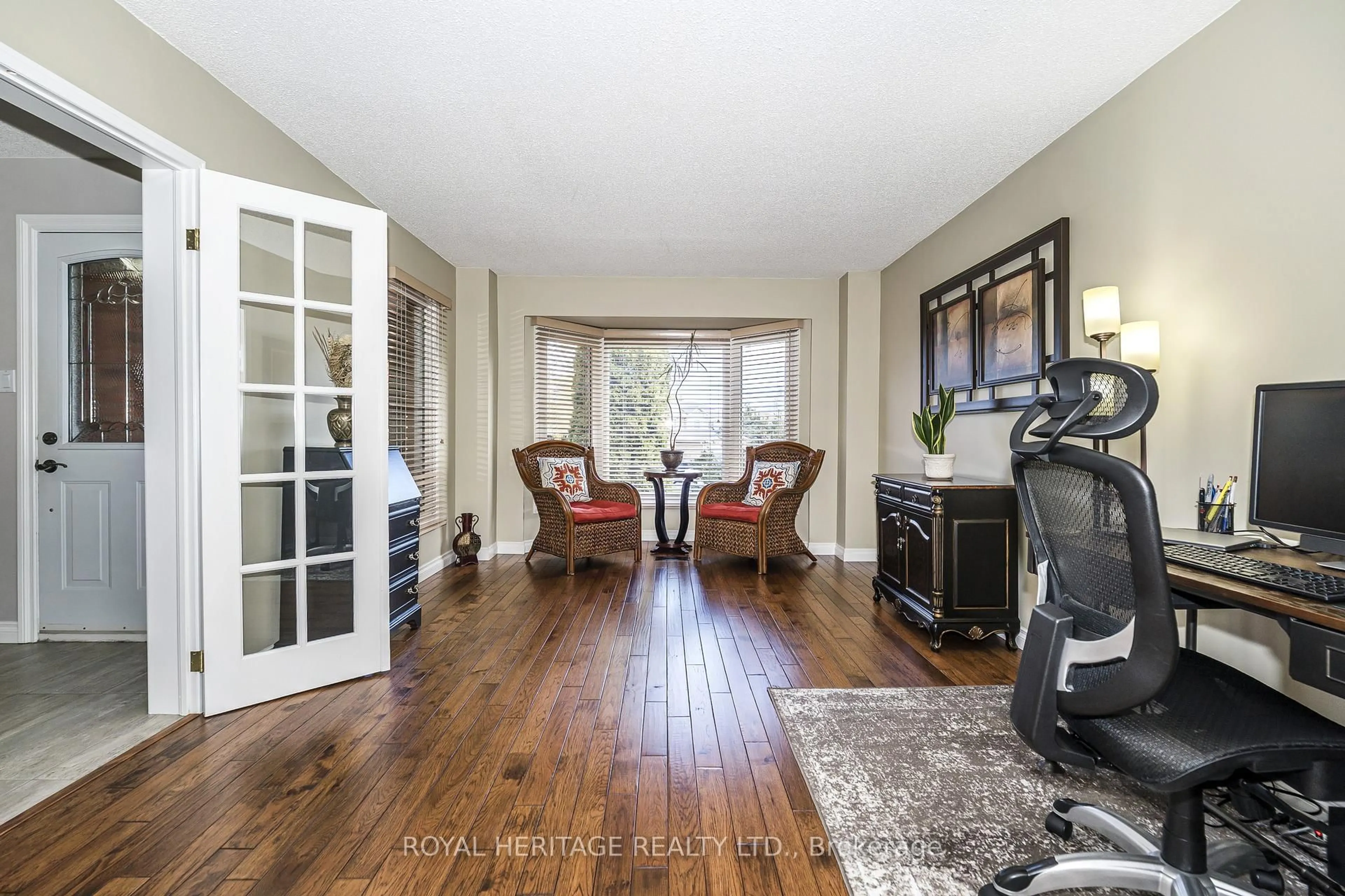 Living room with furniture, wood/laminate floor for 525 Sundown Cres, Pickering Ontario L1V 6A8