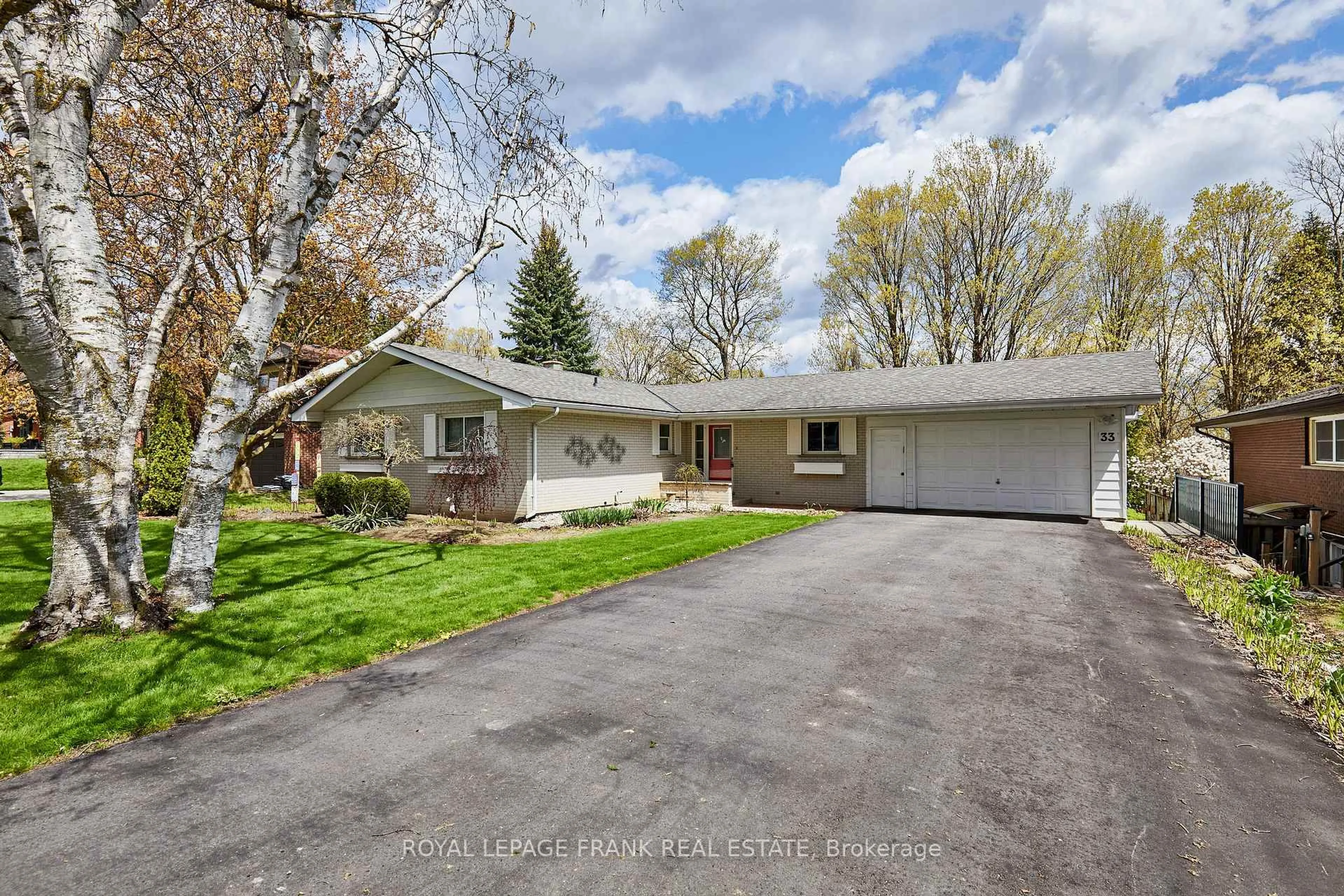 A pic from outside/outdoor area/front of a property/back of a property/a pic from drone, street for 33 Ottawa St, Scugog Ontario L9L 1K2