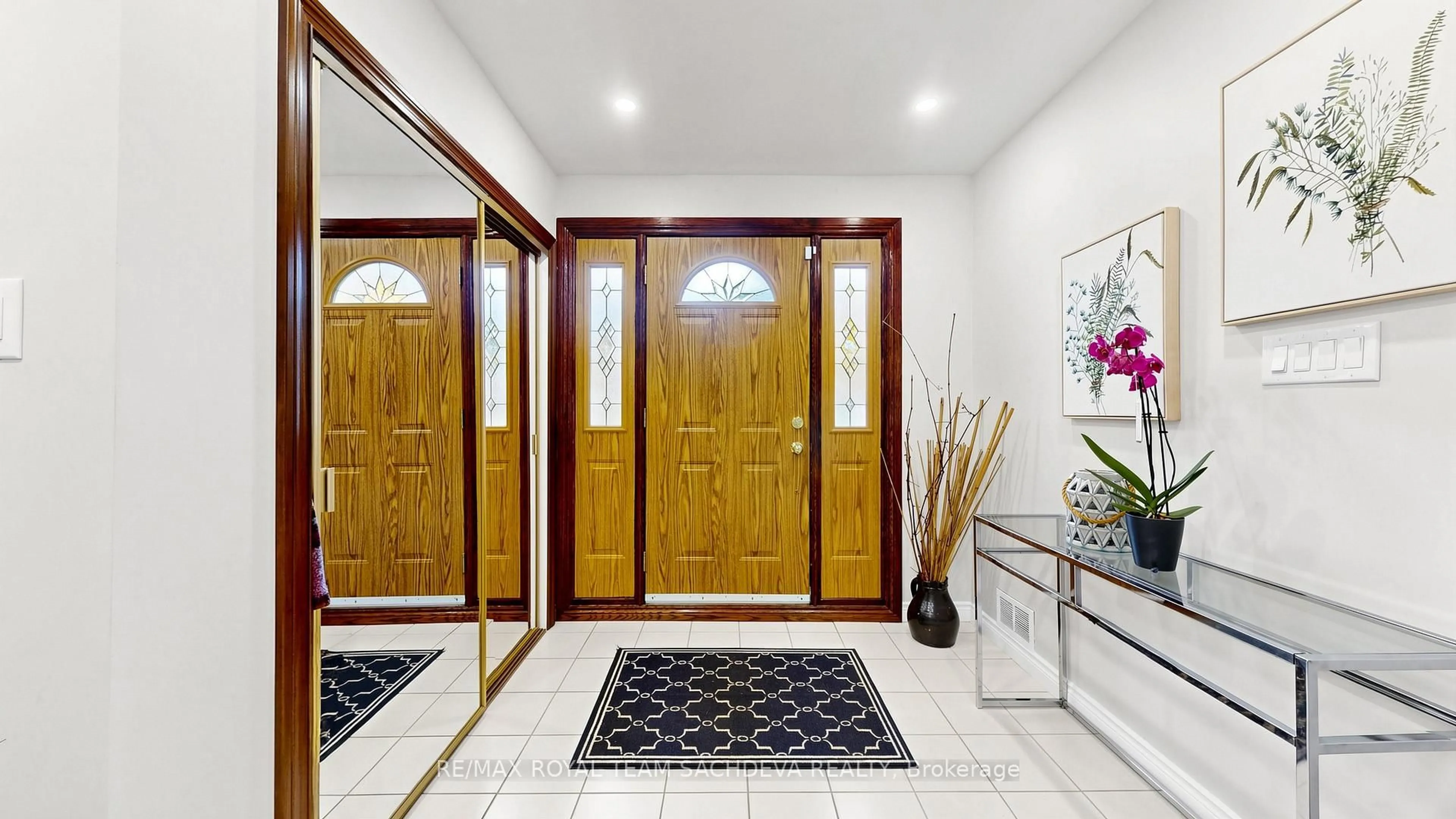 Indoor foyer for 63 Lawson Rd, Toronto Ontario M1C 2J1