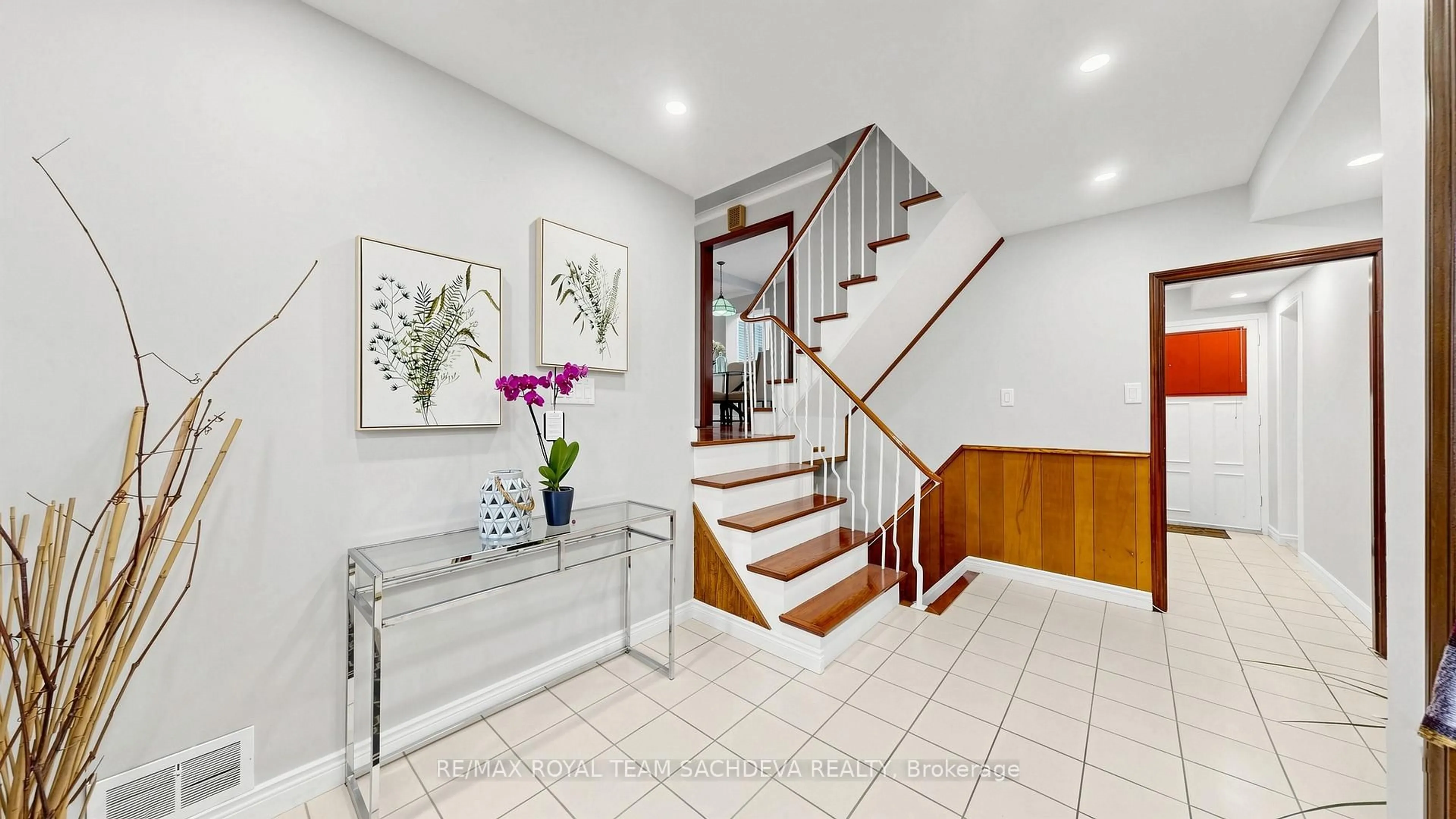 Indoor foyer for 63 Lawson Rd, Toronto Ontario M1C 2J1