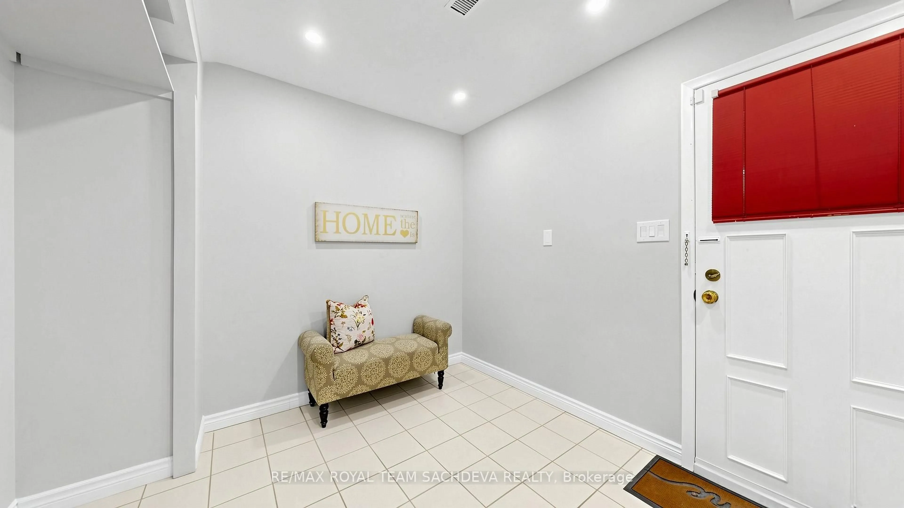Indoor entryway for 63 Lawson Rd, Toronto Ontario M1C 2J1