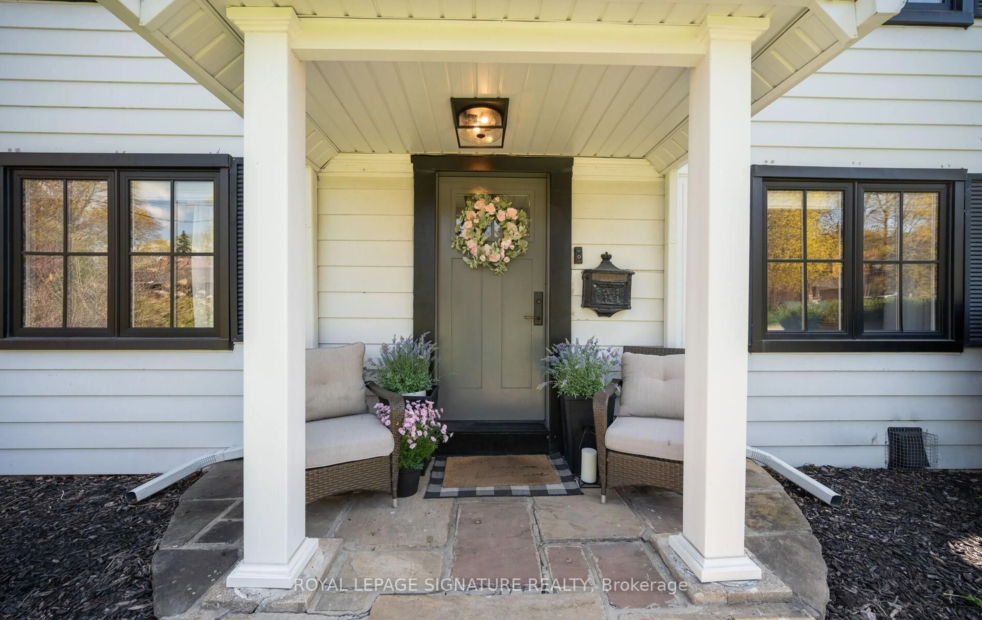 Indoor entryway for 773 Masson St, Oshawa Ontario L1G 5A7