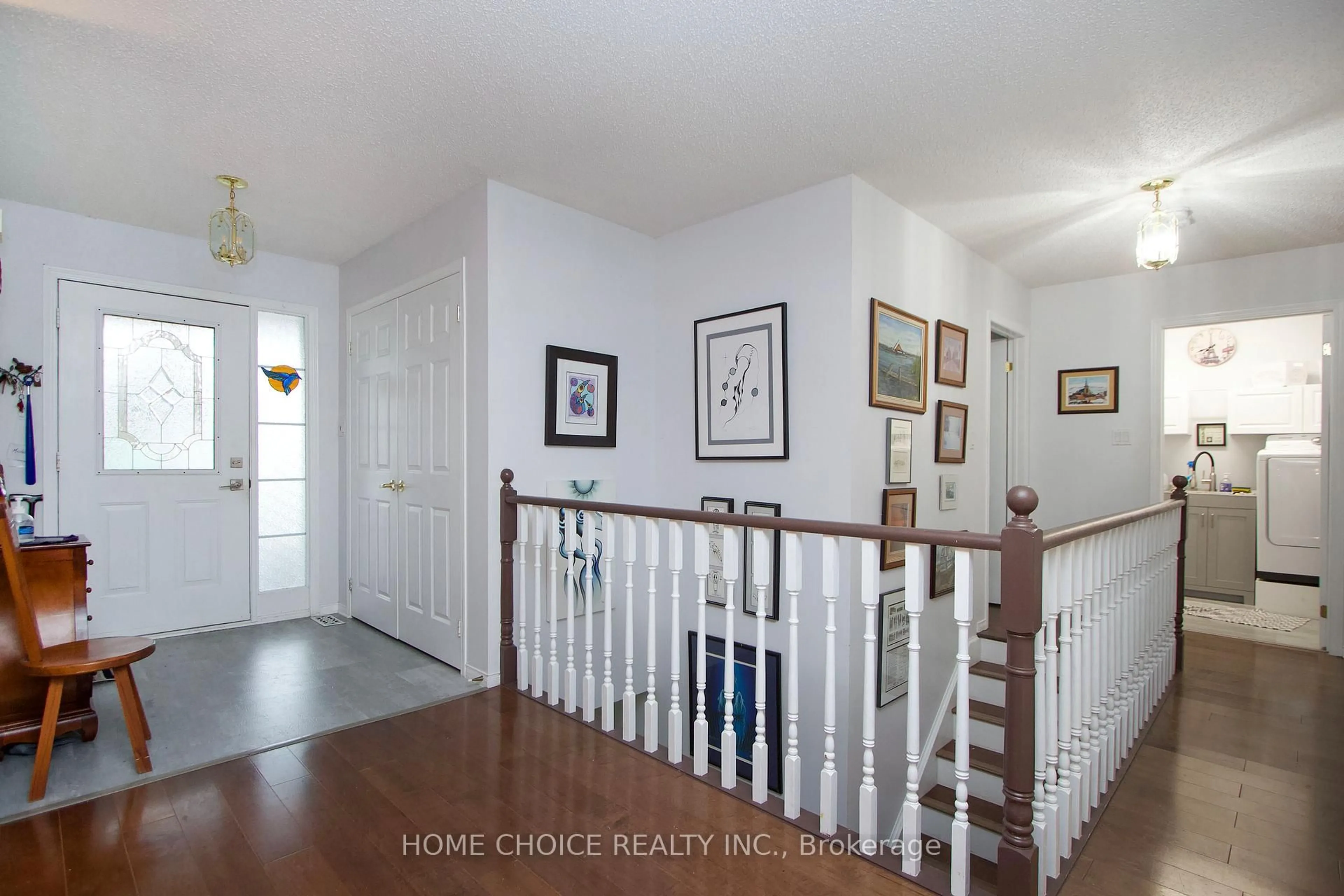 Indoor entryway for 27 Niagara Tr, Clarington Ontario L1B 1A2