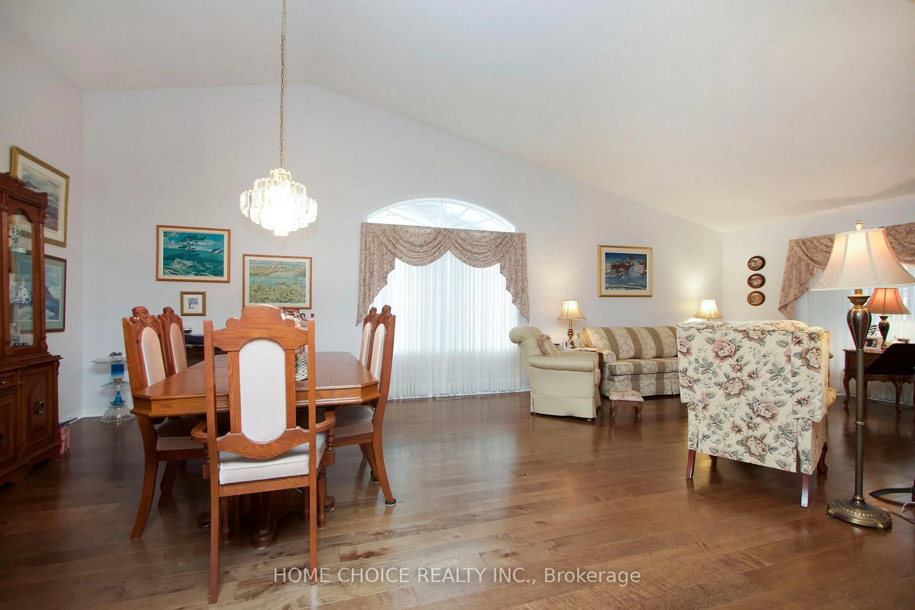 Dining room, wood/laminate floor for 27 Niagara Tr, Clarington Ontario L1B 1A2