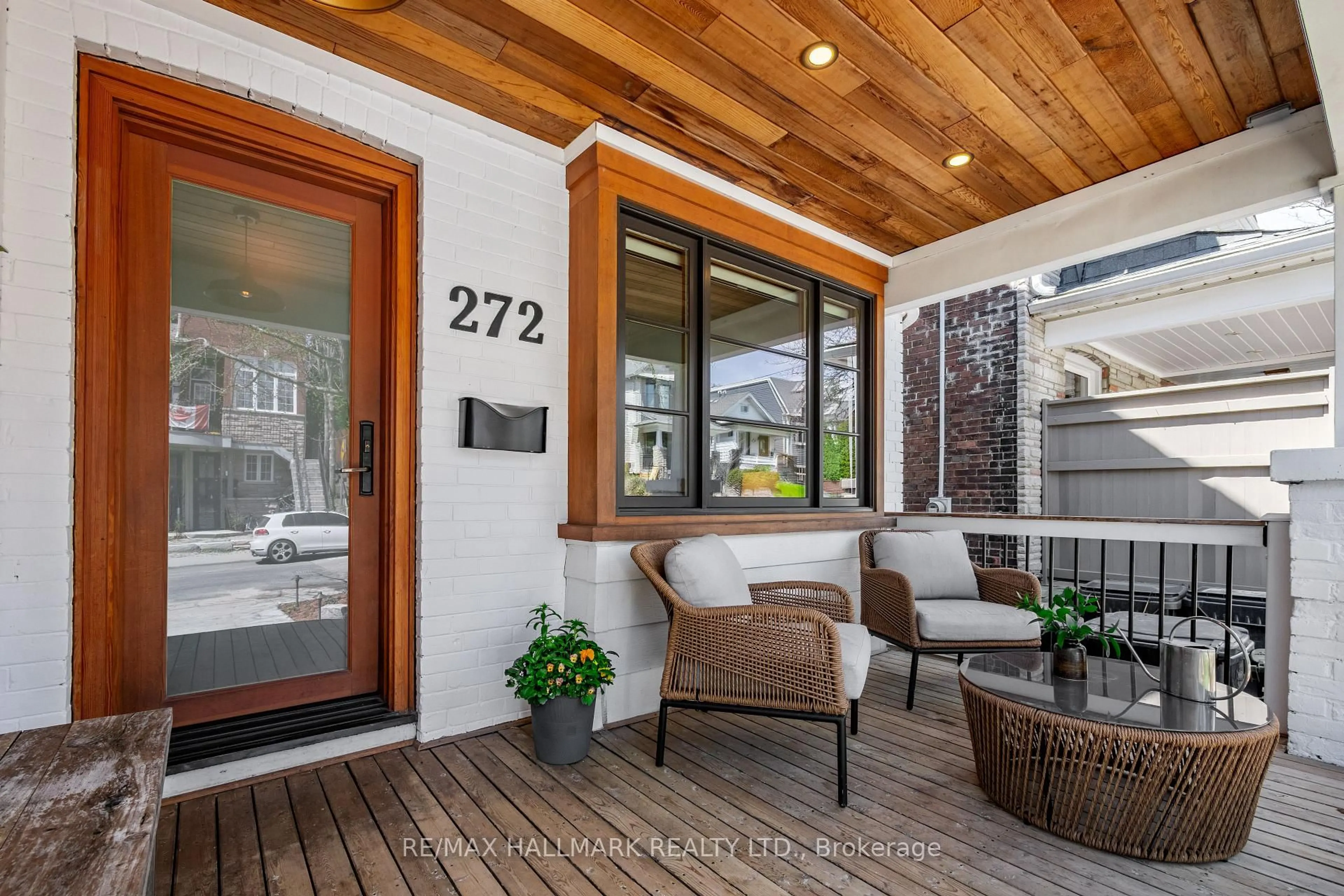 Indoor entryway for 272 Kenilworth Ave, Toronto Ontario M4L 3S8