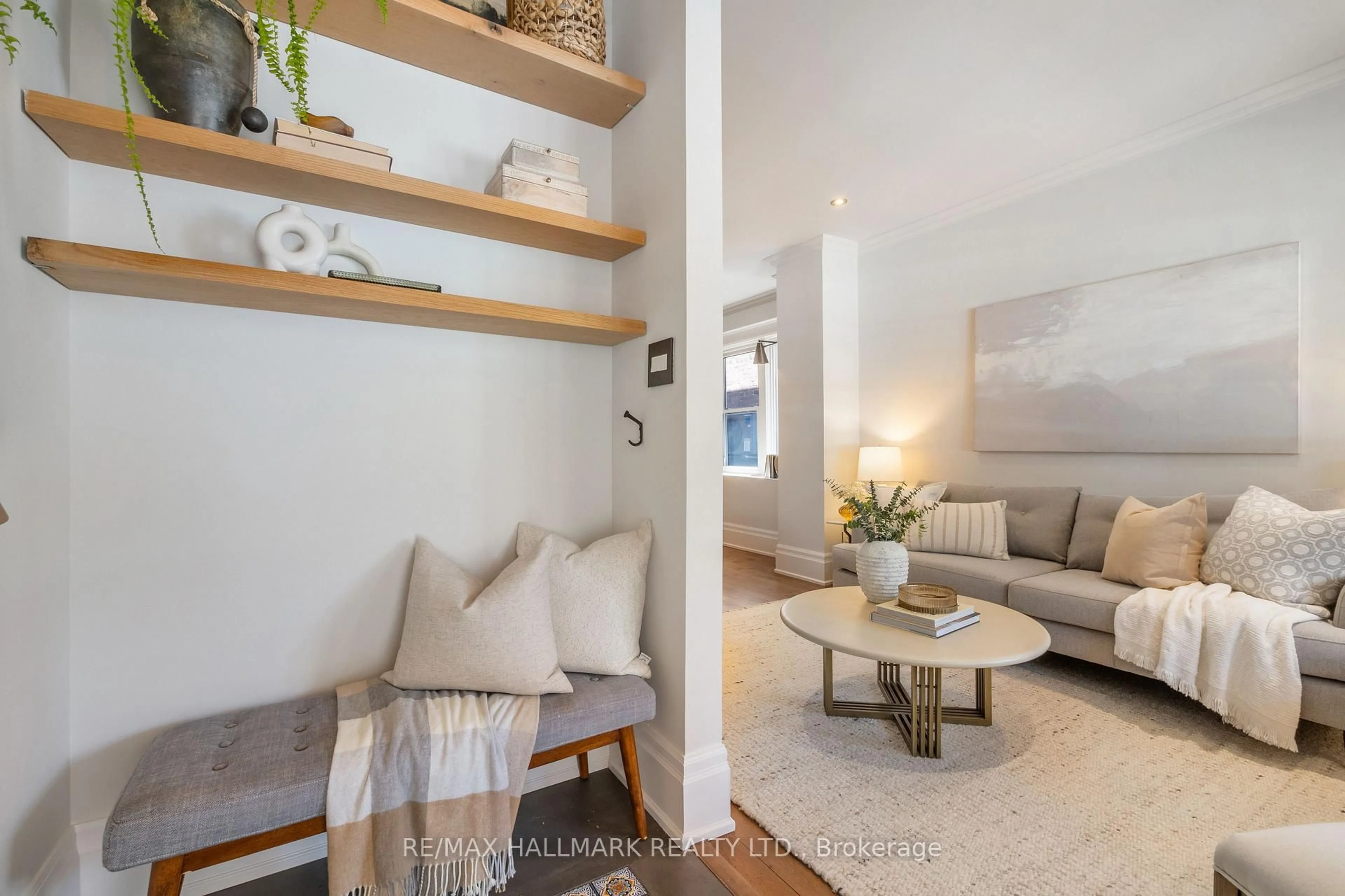 Living room with furniture, unknown for 272 Kenilworth Ave, Toronto Ontario M4L 3S8