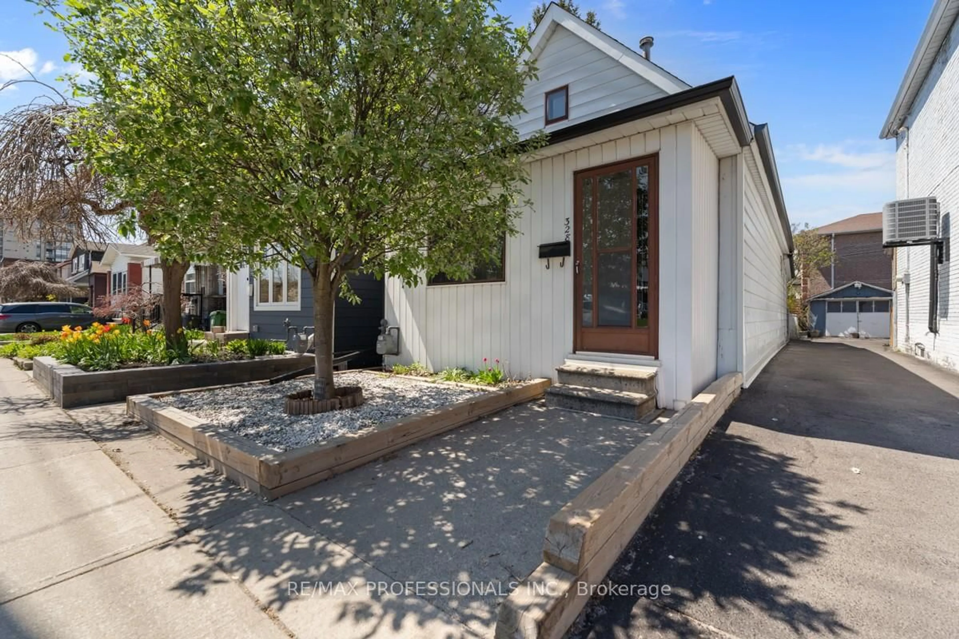 Unknown for 328 Donlands Ave, Toronto Ontario M4J 3R9