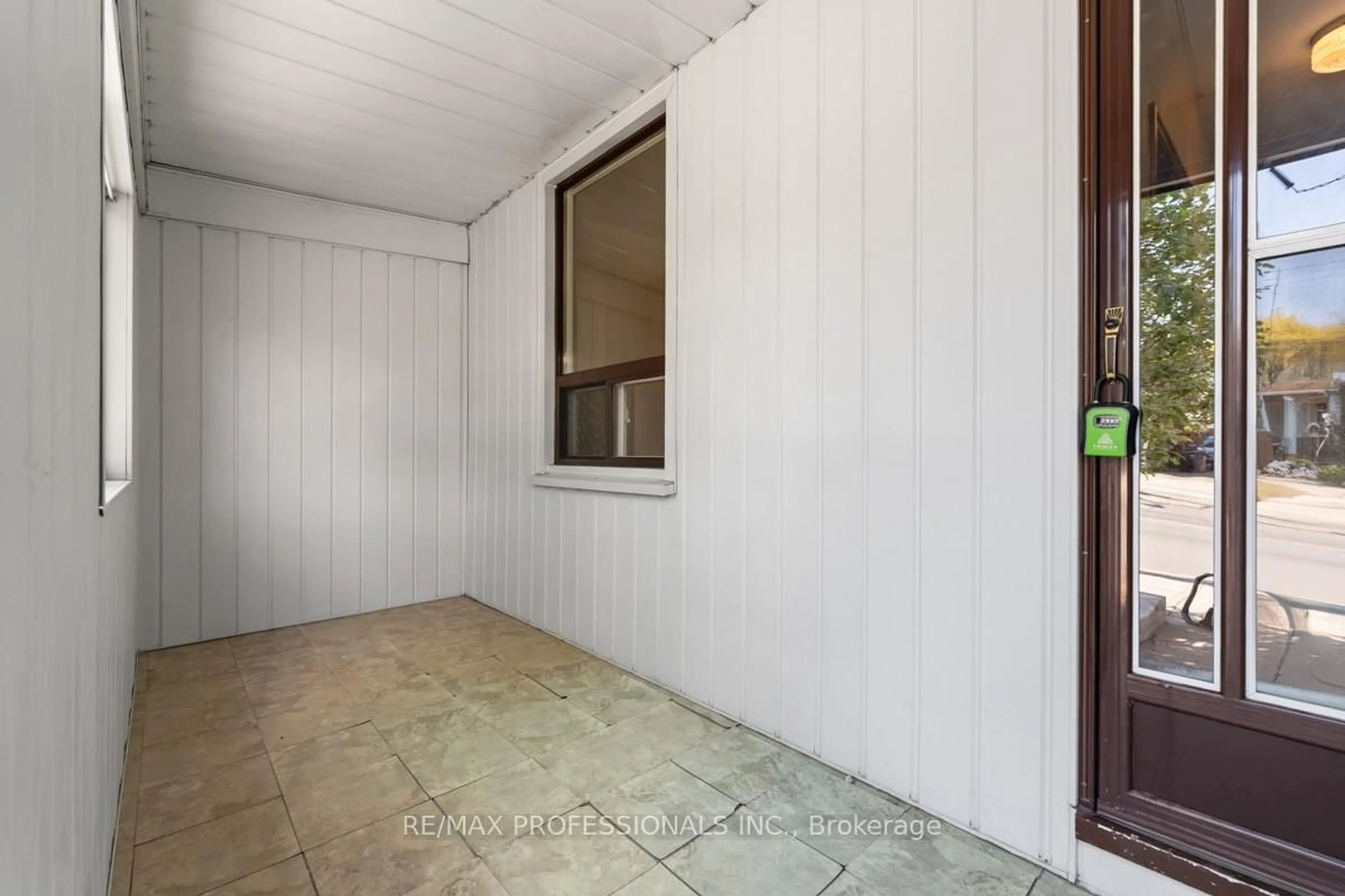 Unknown for 328 Donlands Ave, Toronto Ontario M4J 3R9