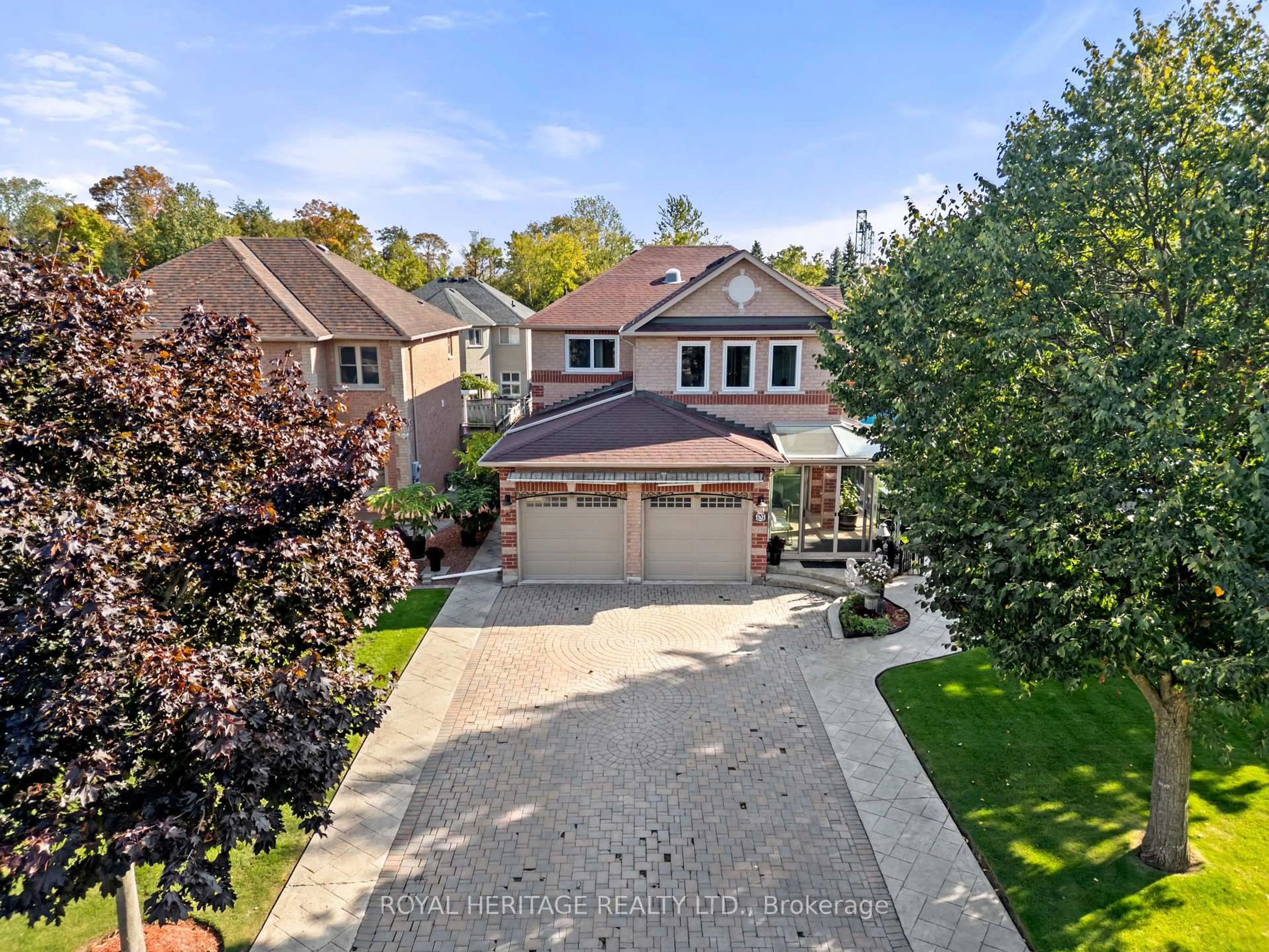 A pic from outside/outdoor area/front of a property/back of a property/a pic from drone, street for 1101 Gossamer Dr, Pickering Ontario L1X 2T7