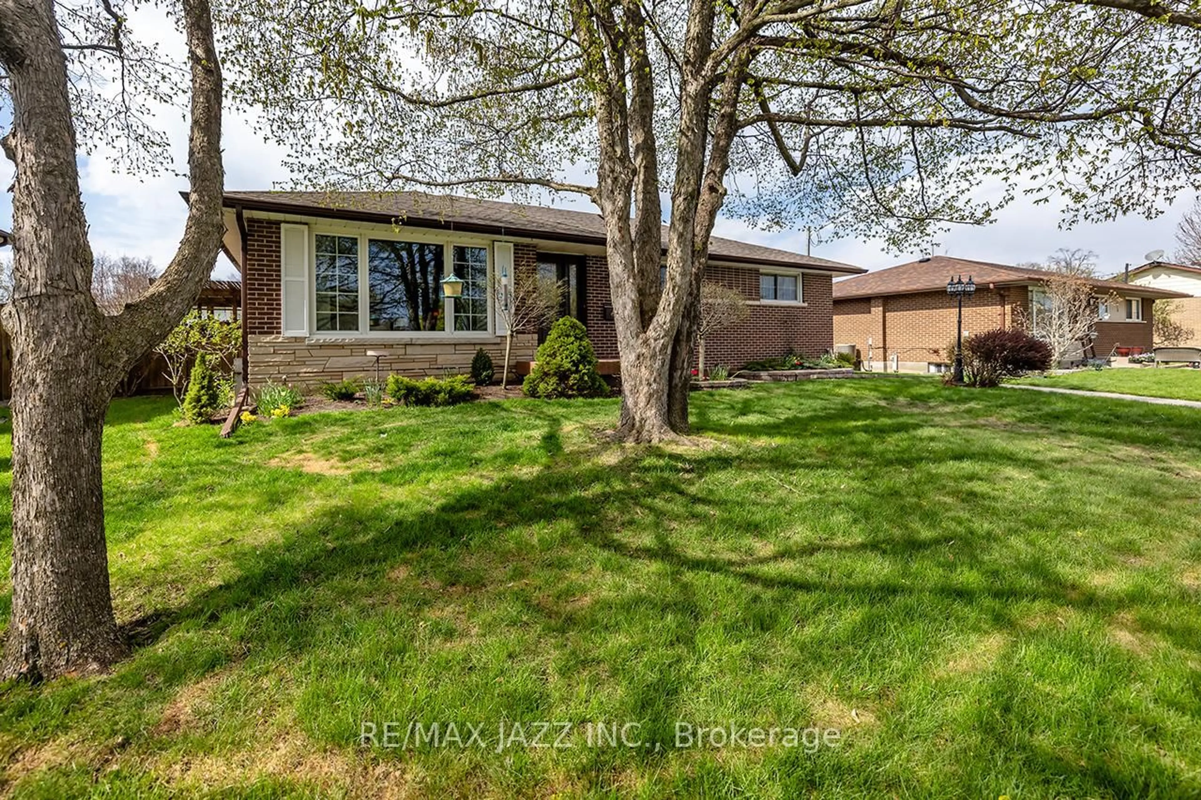 Home with brick exterior material, street for 422 Glenalan Ave, Oshawa Ontario L1J 3L1