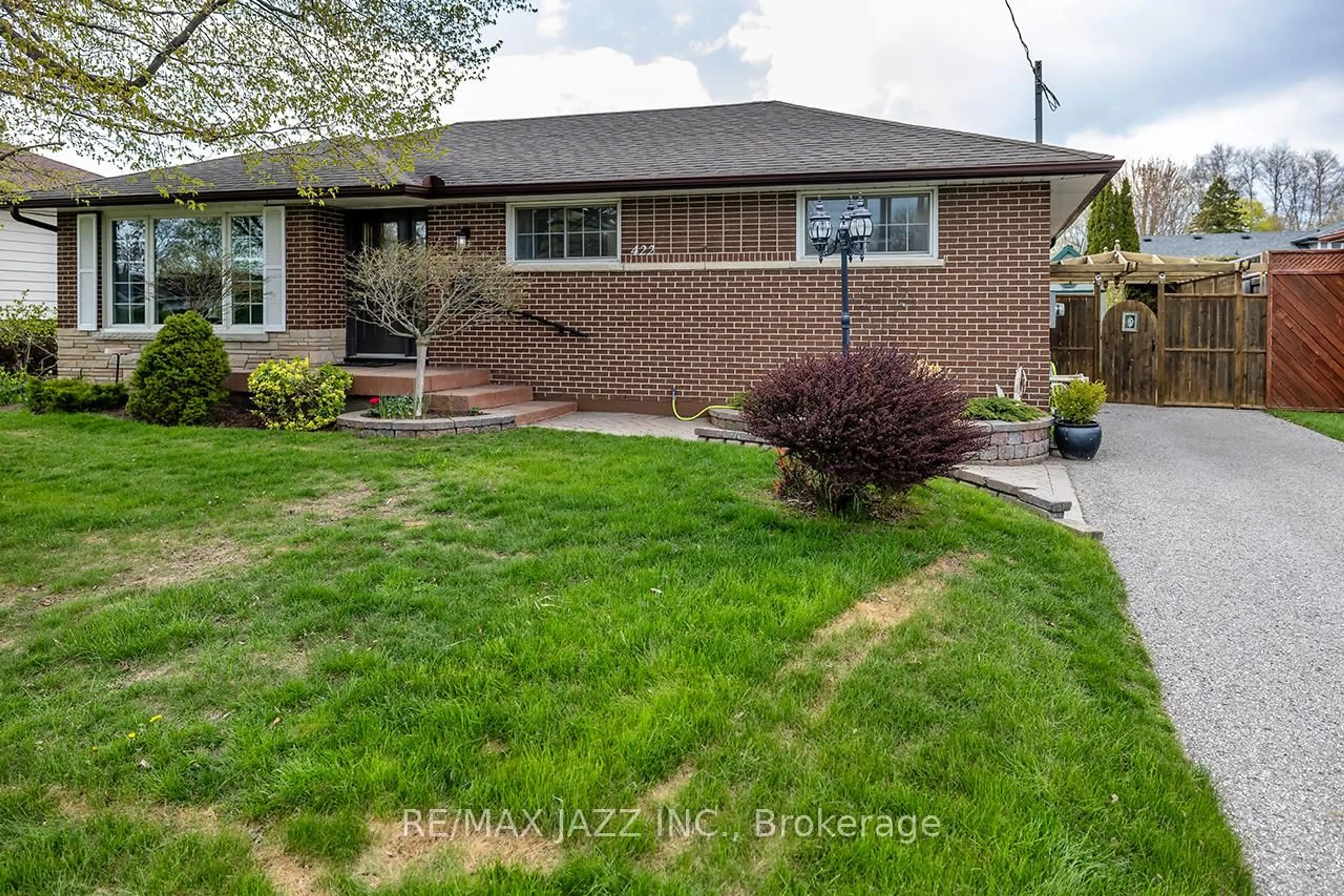 Home with brick exterior material, street for 422 Glenalan Ave, Oshawa Ontario L1J 3L1