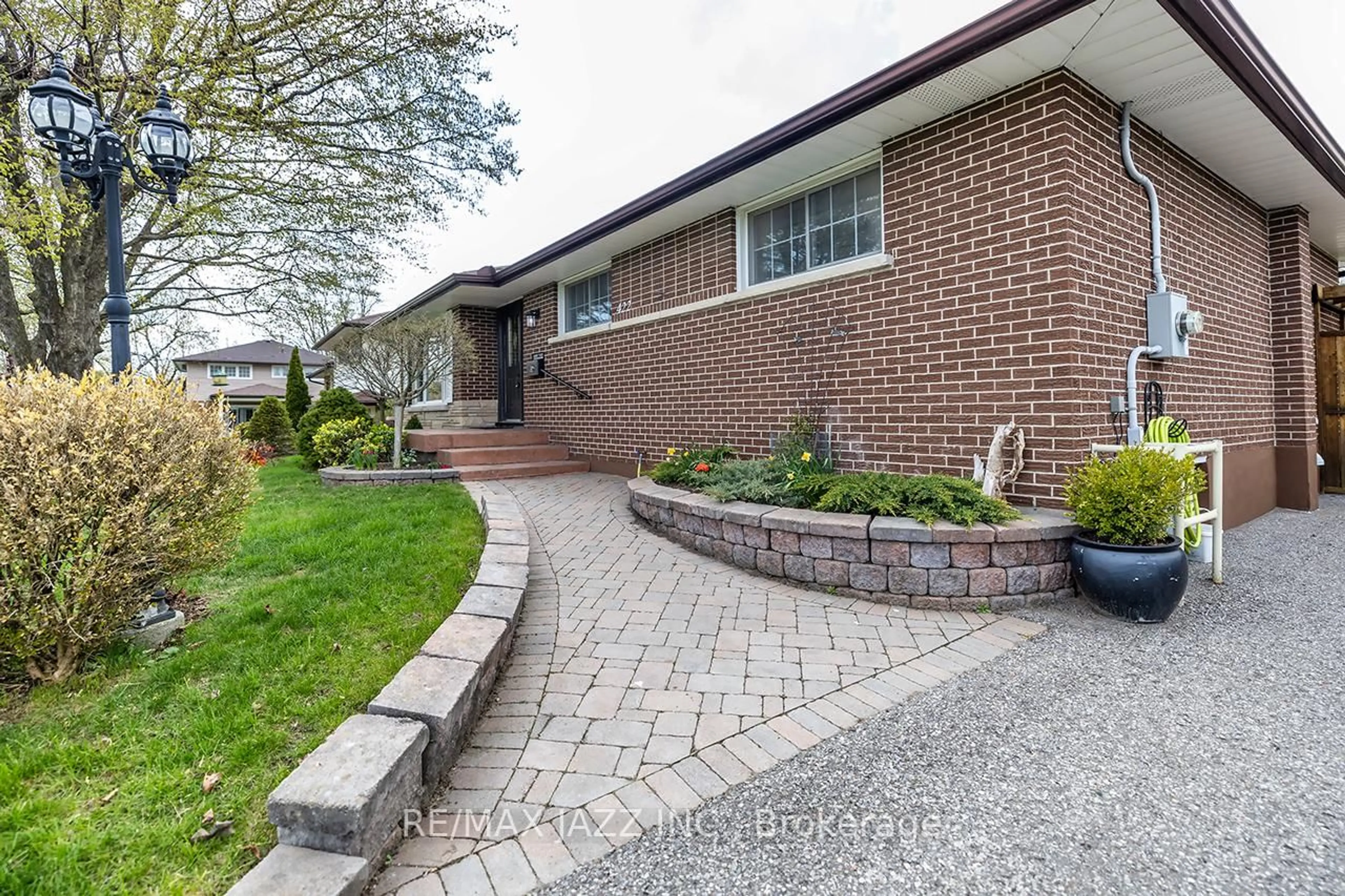 Home with brick exterior material, street for 422 Glenalan Ave, Oshawa Ontario L1J 3L1