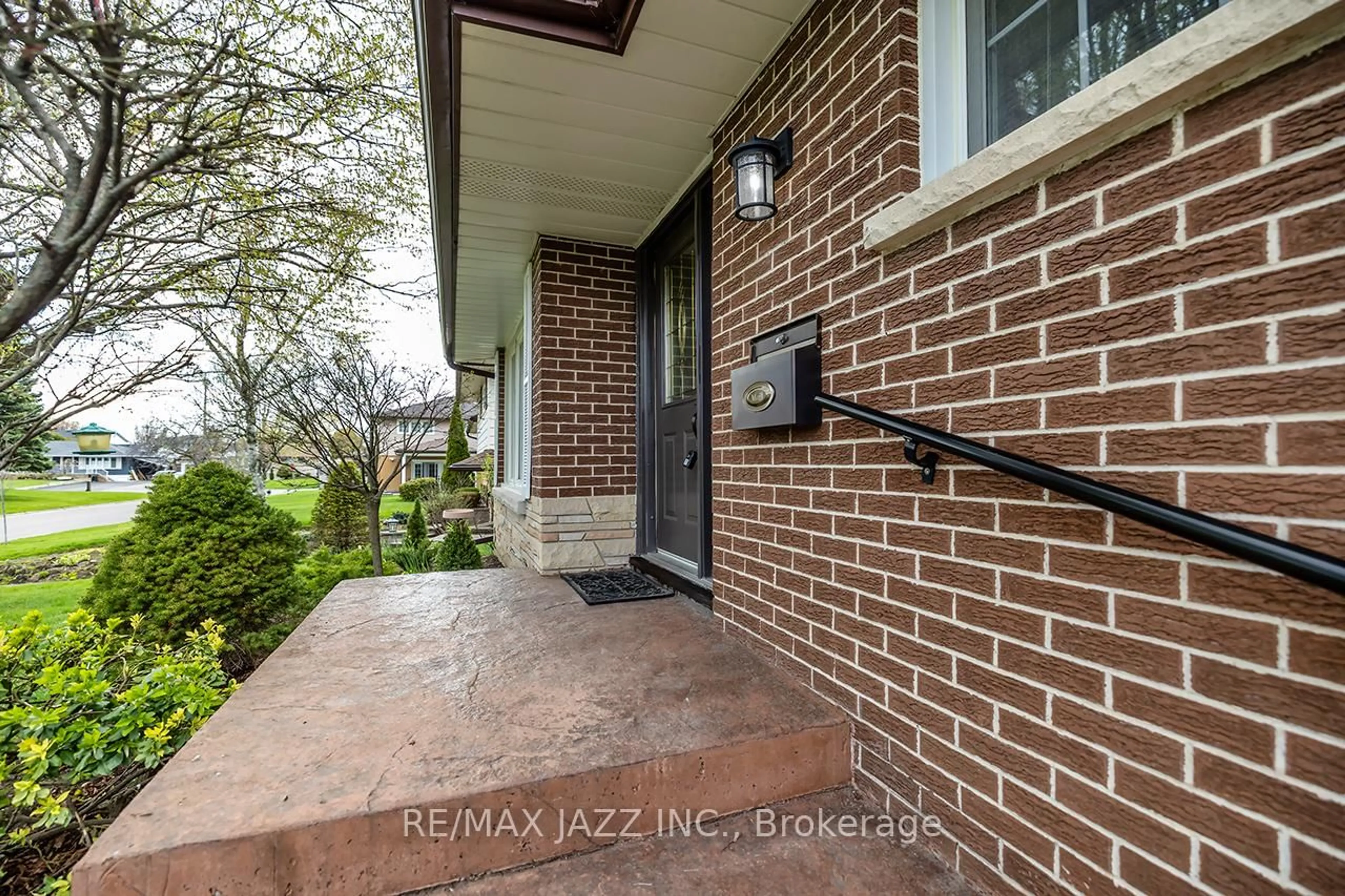 Home with brick exterior material, street for 422 Glenalan Ave, Oshawa Ontario L1J 3L1