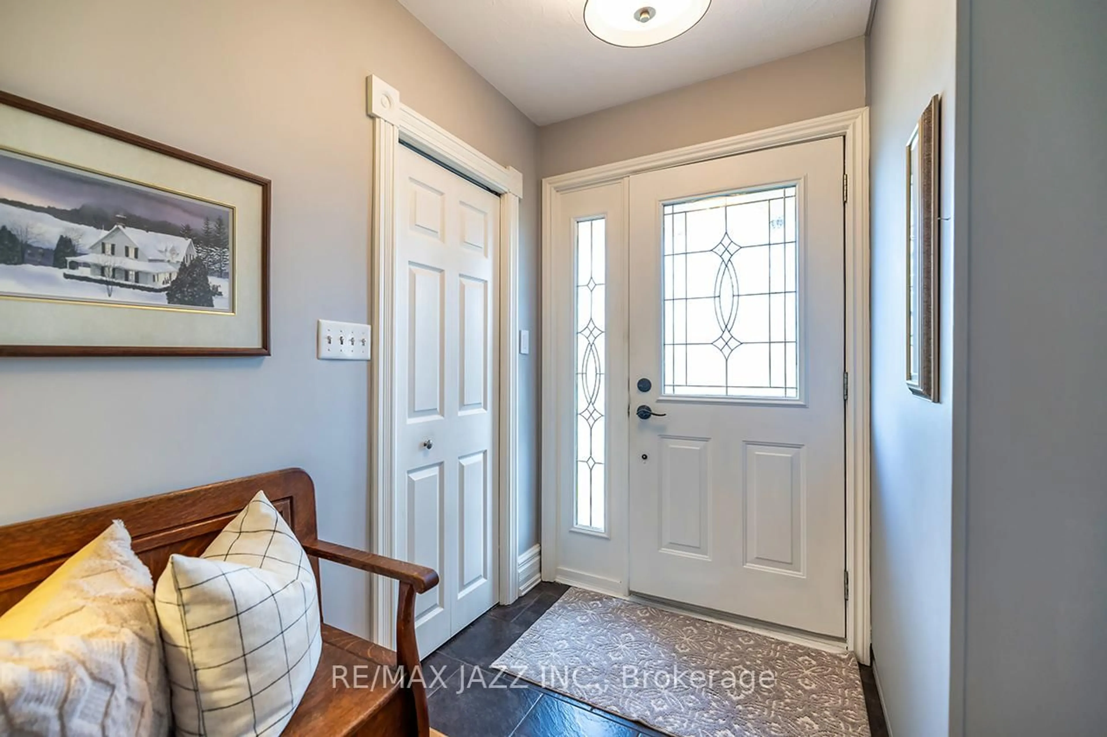 Indoor entryway for 422 Glenalan Ave, Oshawa Ontario L1J 3L1
