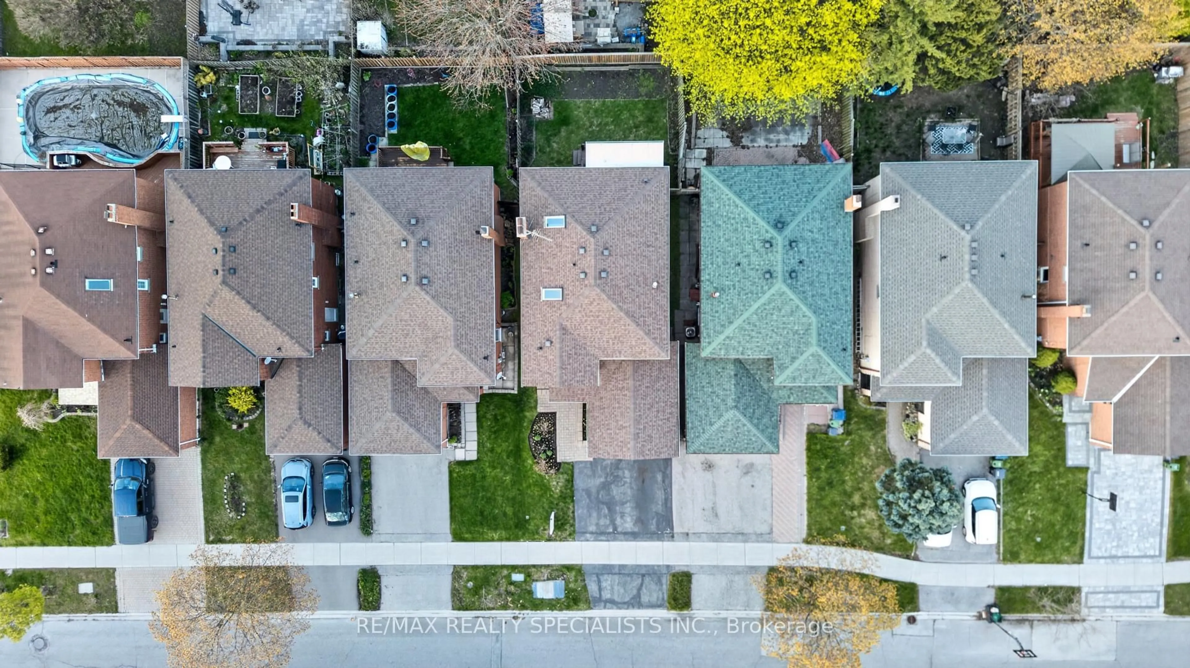 A pic from outside/outdoor area/front of a property/back of a property/a pic from drone, street for 17 Payzac Ave, Toronto Ontario M1E 5A7