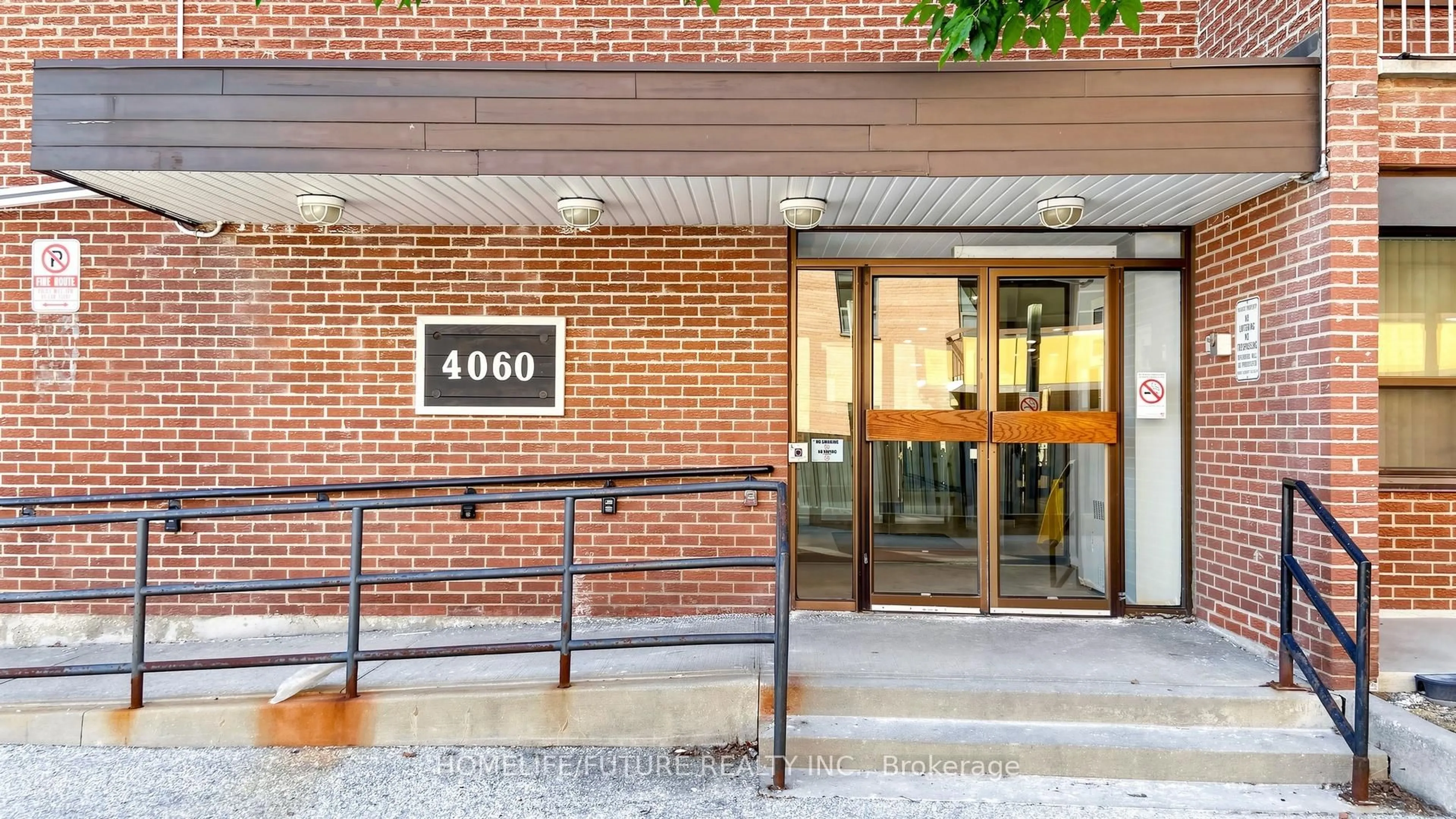Indoor foyer for 4060 Lawrence Ave #204, Toronto Ontario M1E 4V4